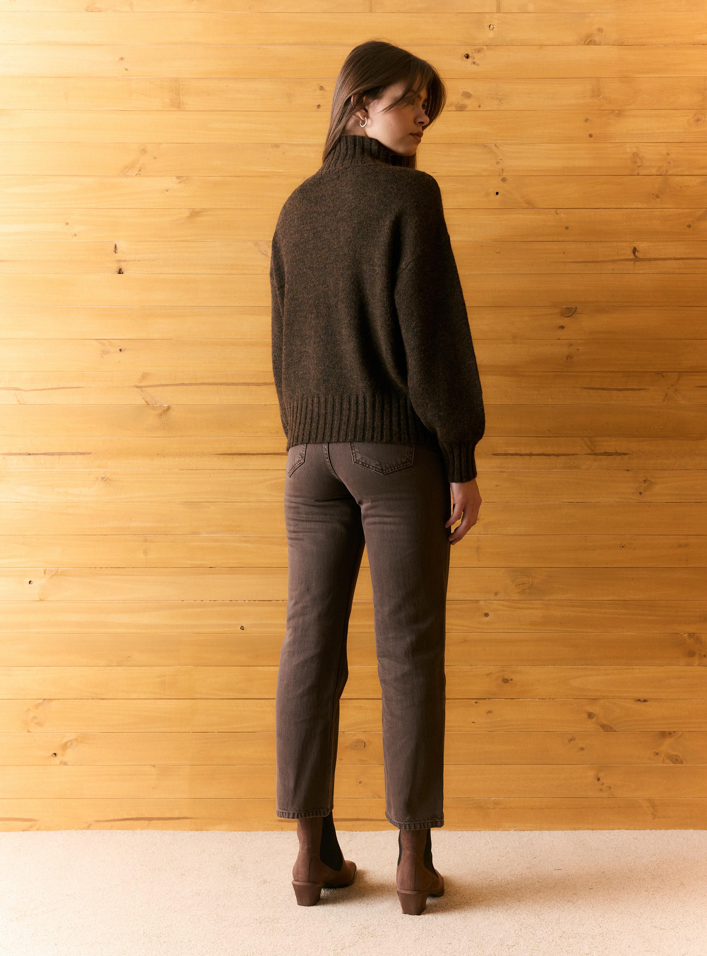 Sweater de Cuello Alto y Botones Dorados en Hombro-5