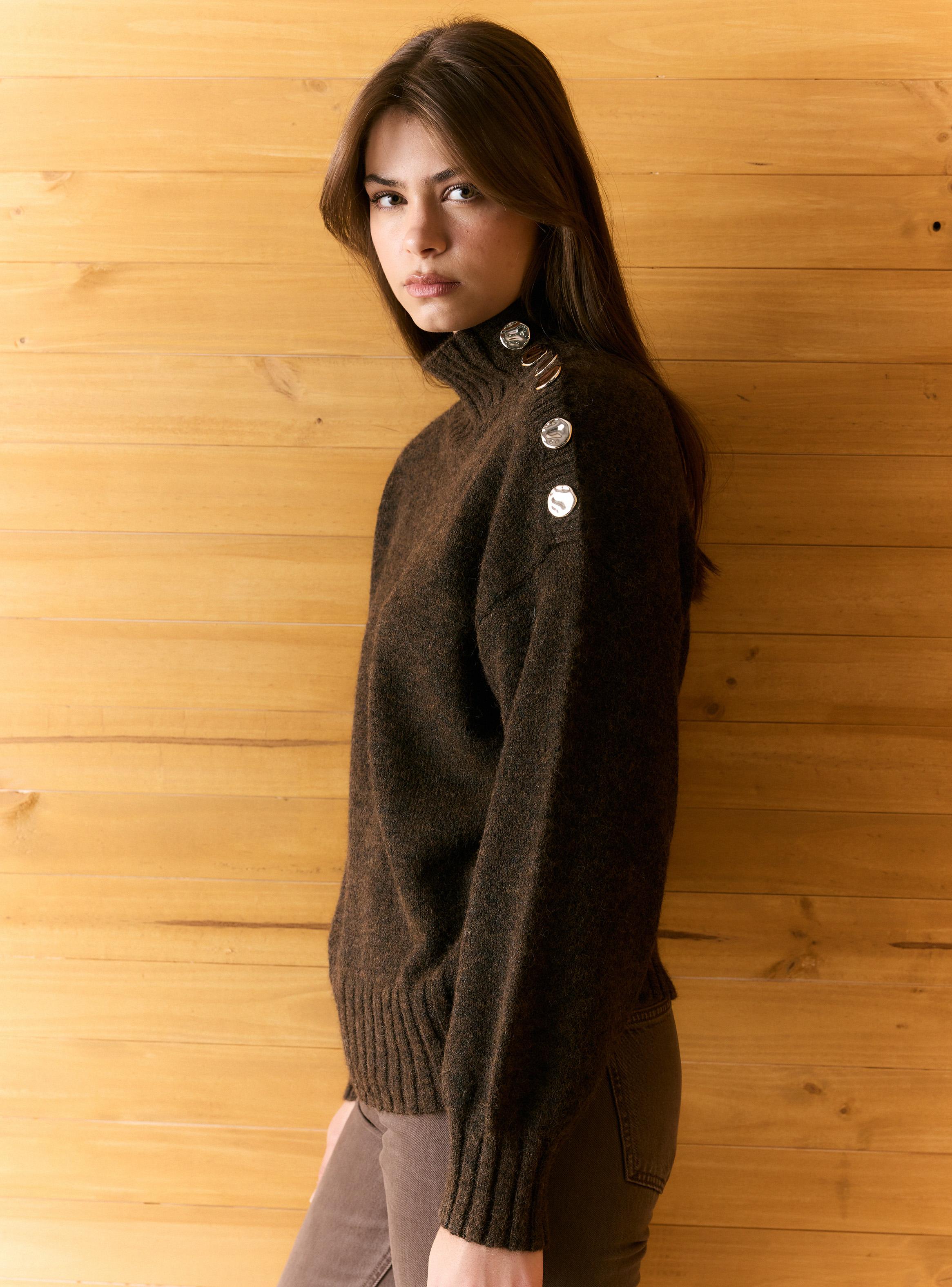 Sweater de Cuello Alto y Botones Dorados en Hombro-2