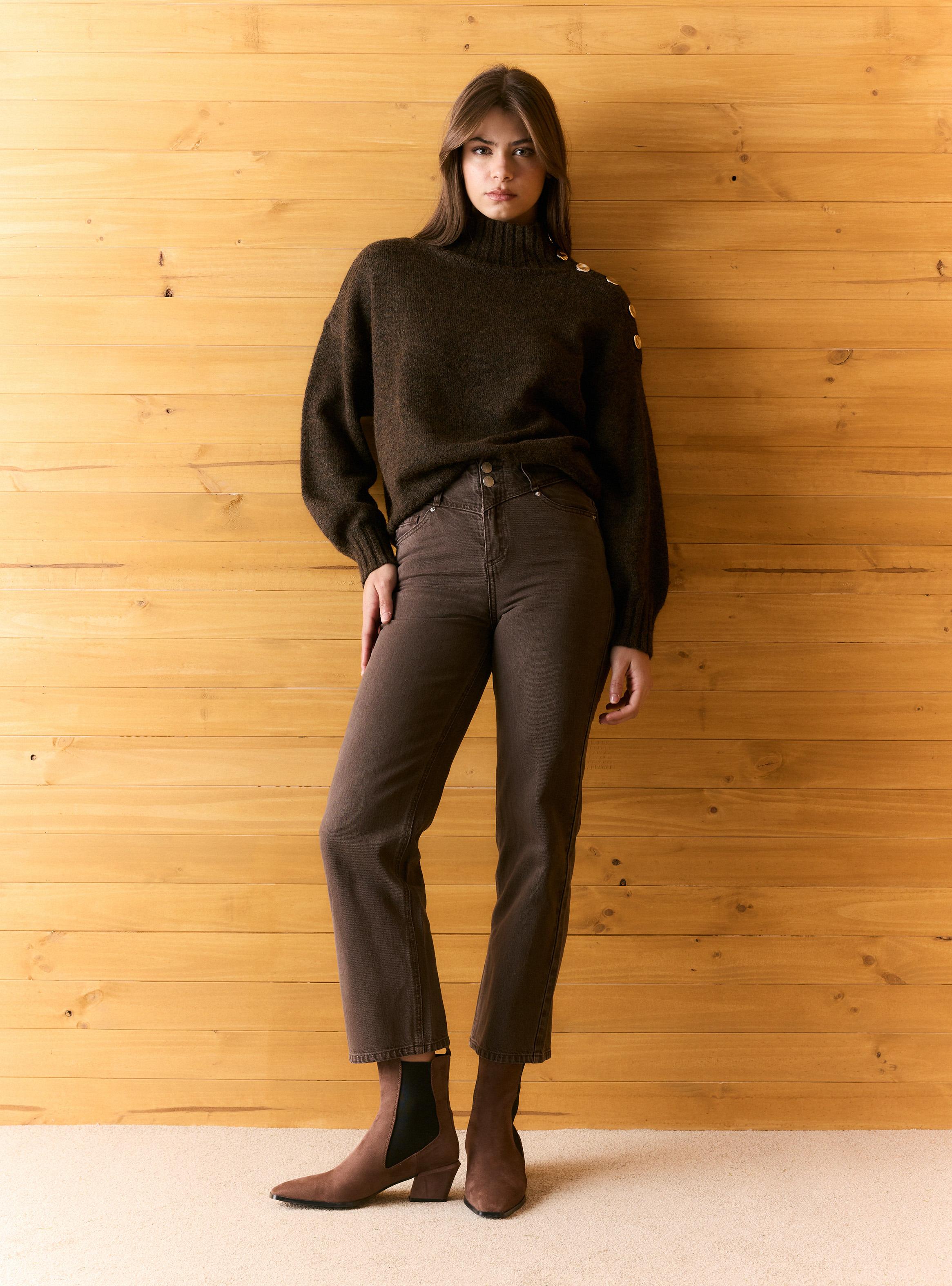 Sweater de Cuello Alto y Botones Dorados en Hombro-4