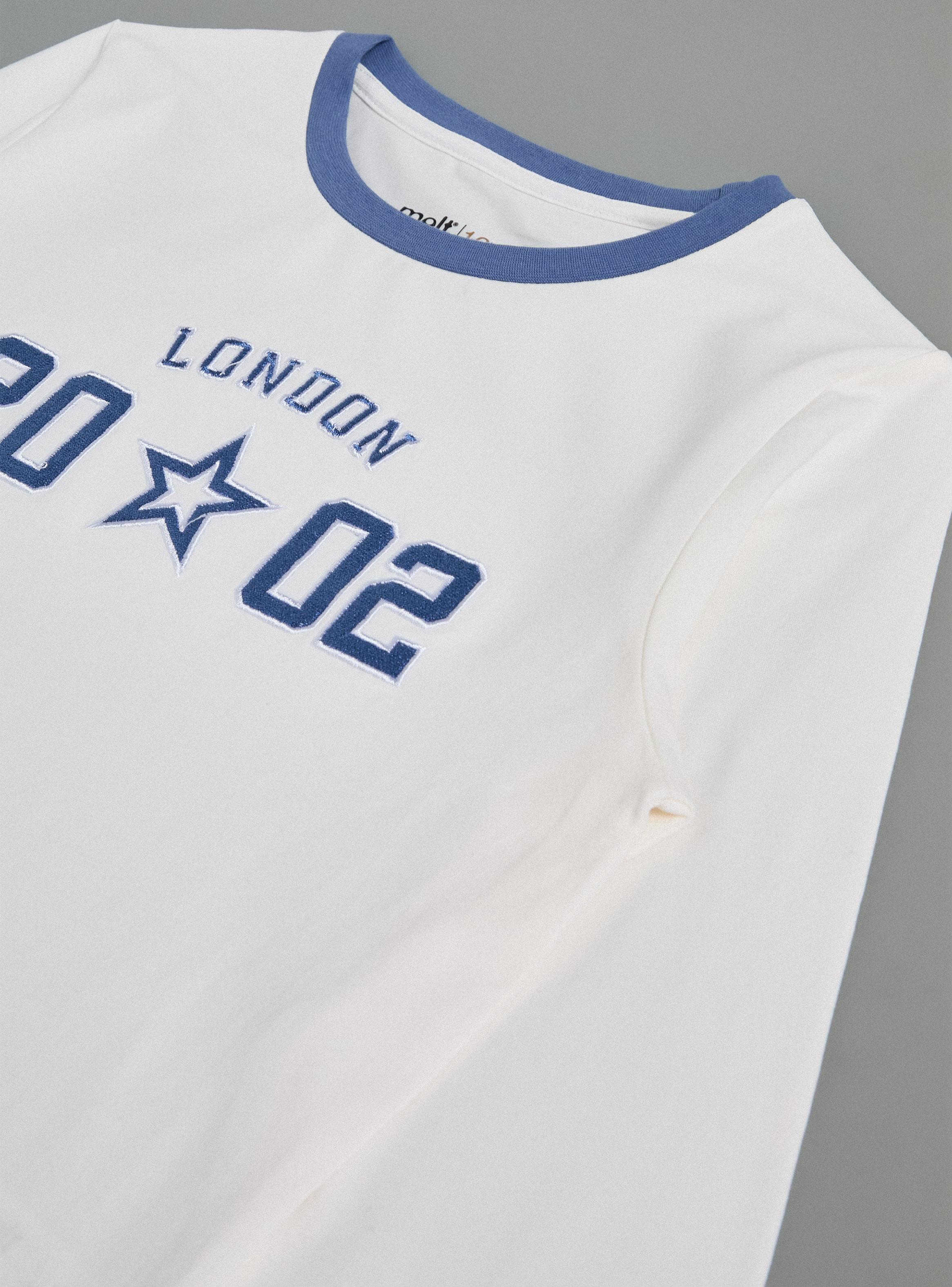 Polera Cuello en Contraste con Texto Bordado-3