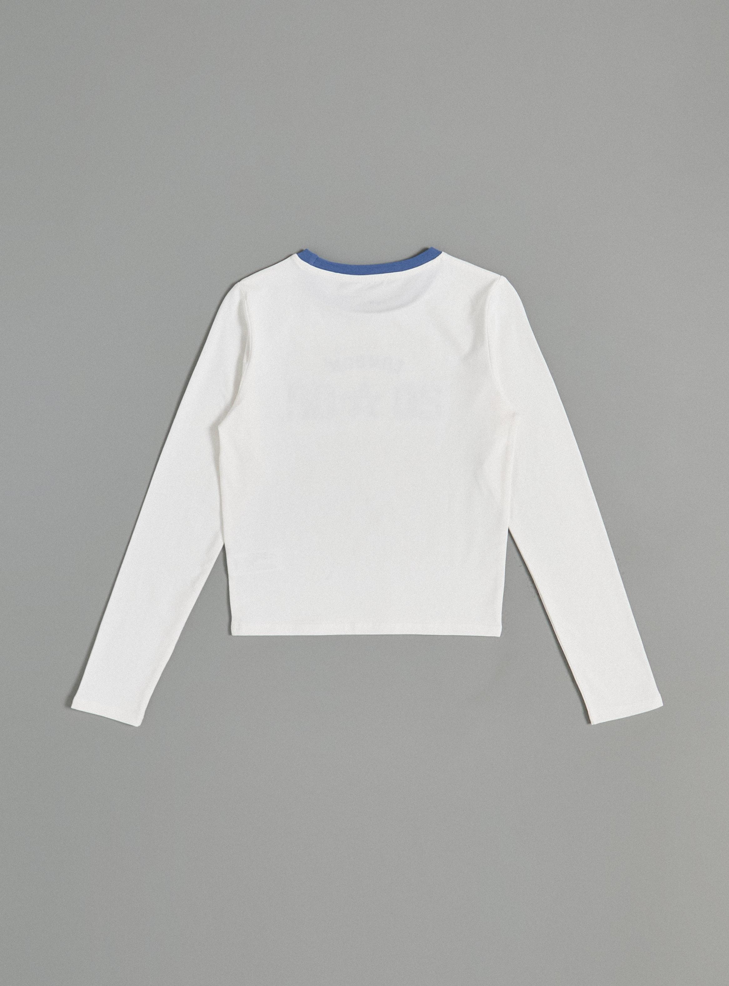 Polera Cuello en Contraste con Texto Bordado-2