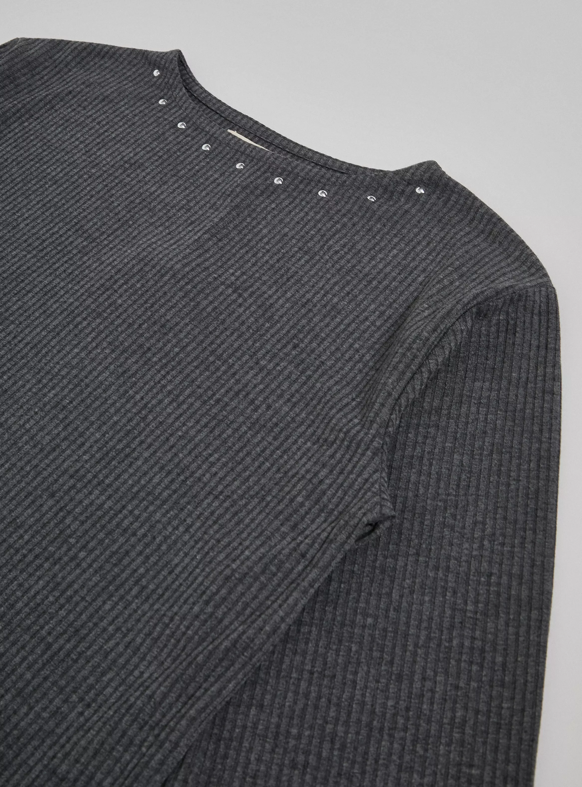 Polera Acanalado Cuello Redondo con Tachas-3