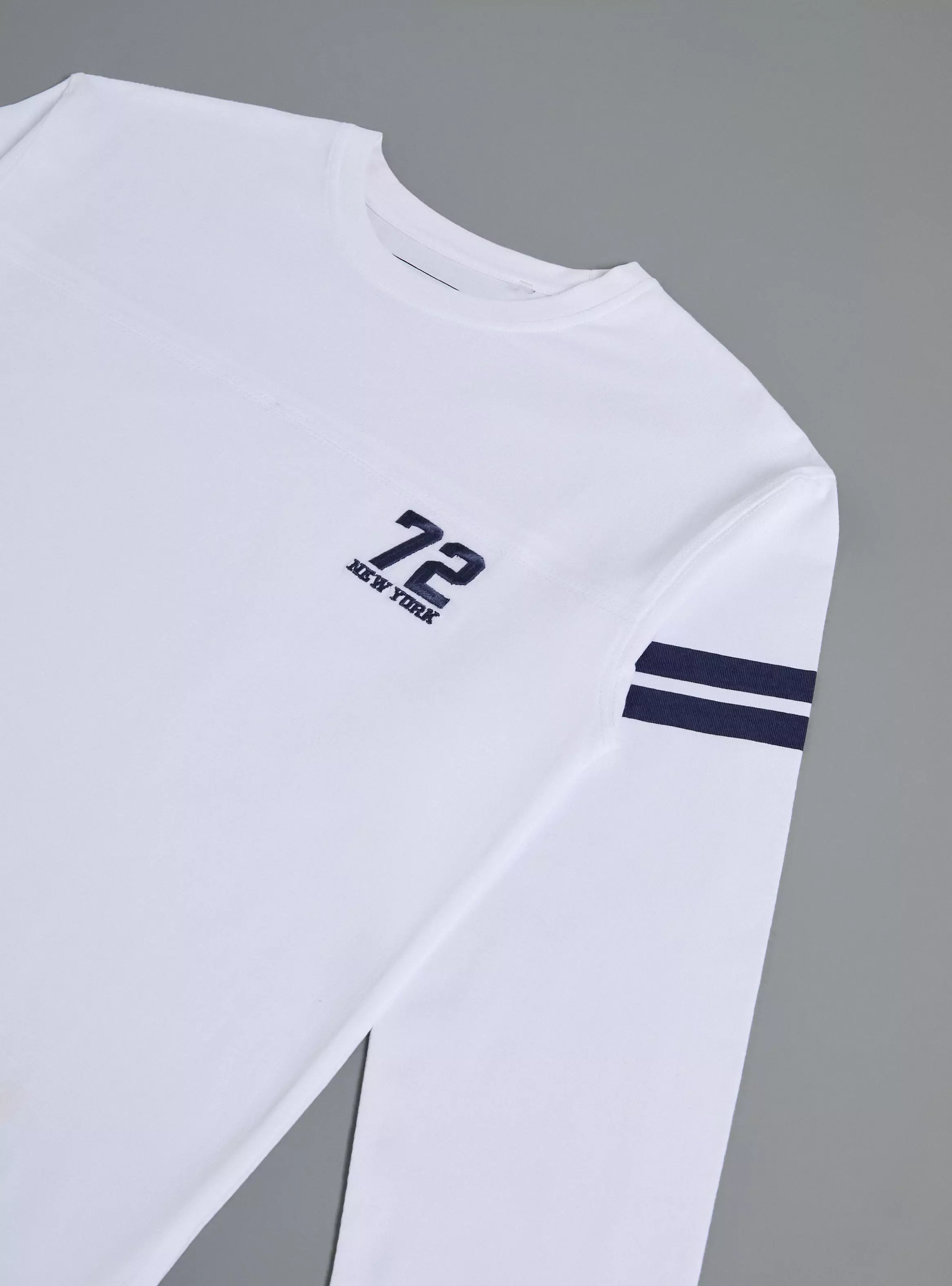 Polera Logo Bordado con Rayas en Mangas-3