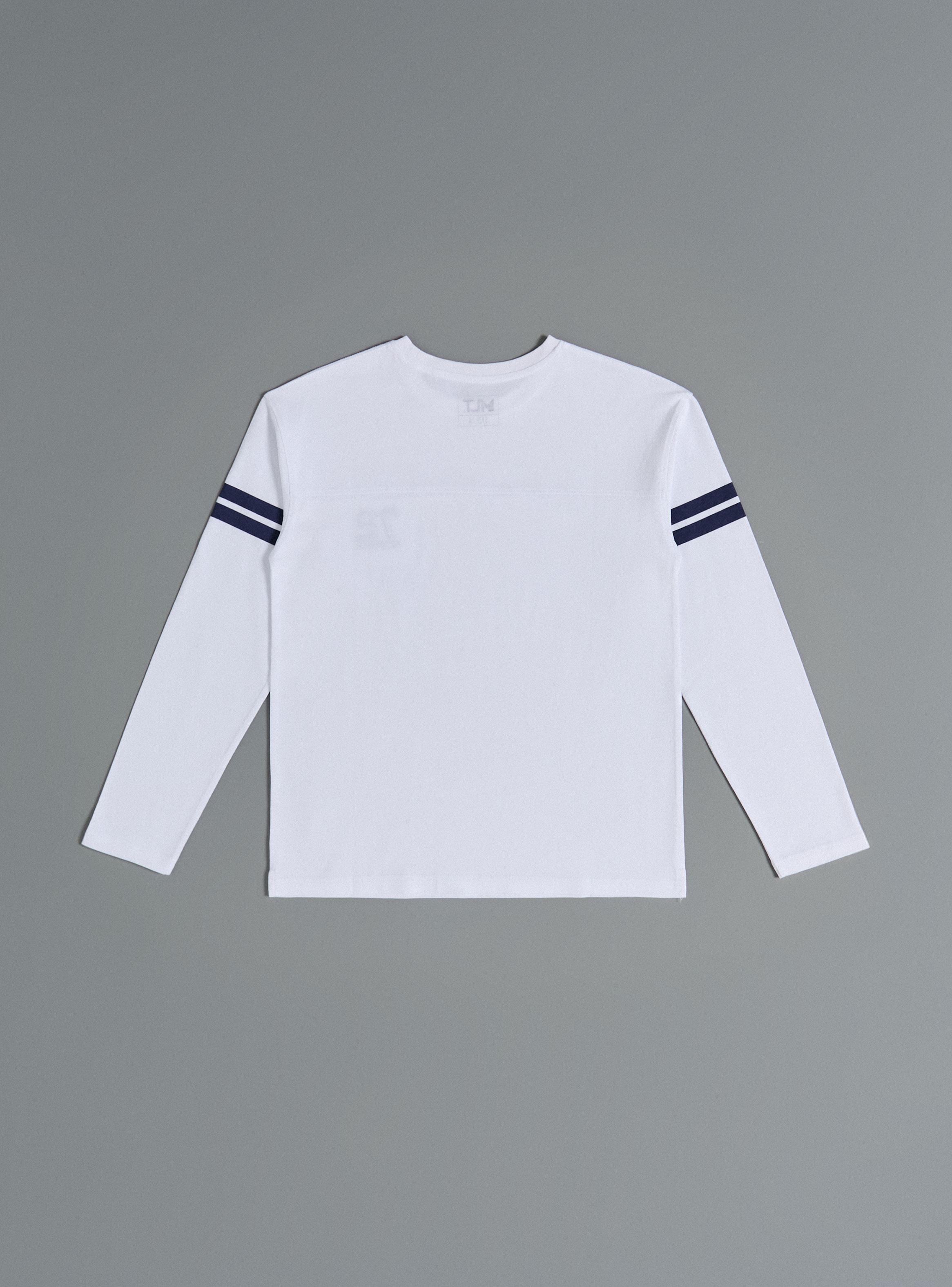 Polera Logo Bordado con Rayas en Mangas-2