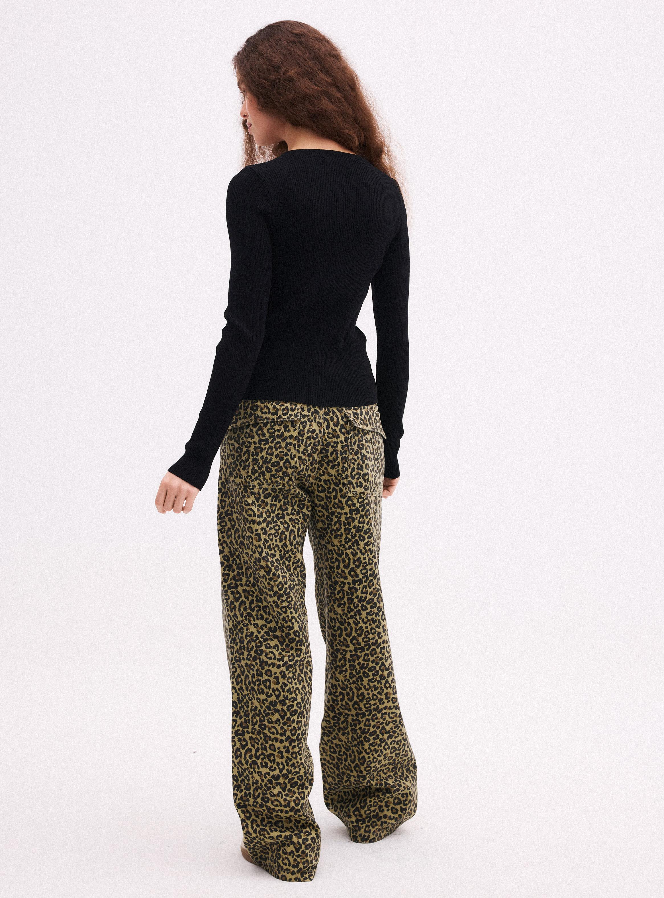 Sweater Tejido Acanalado con Botones Frontales-5