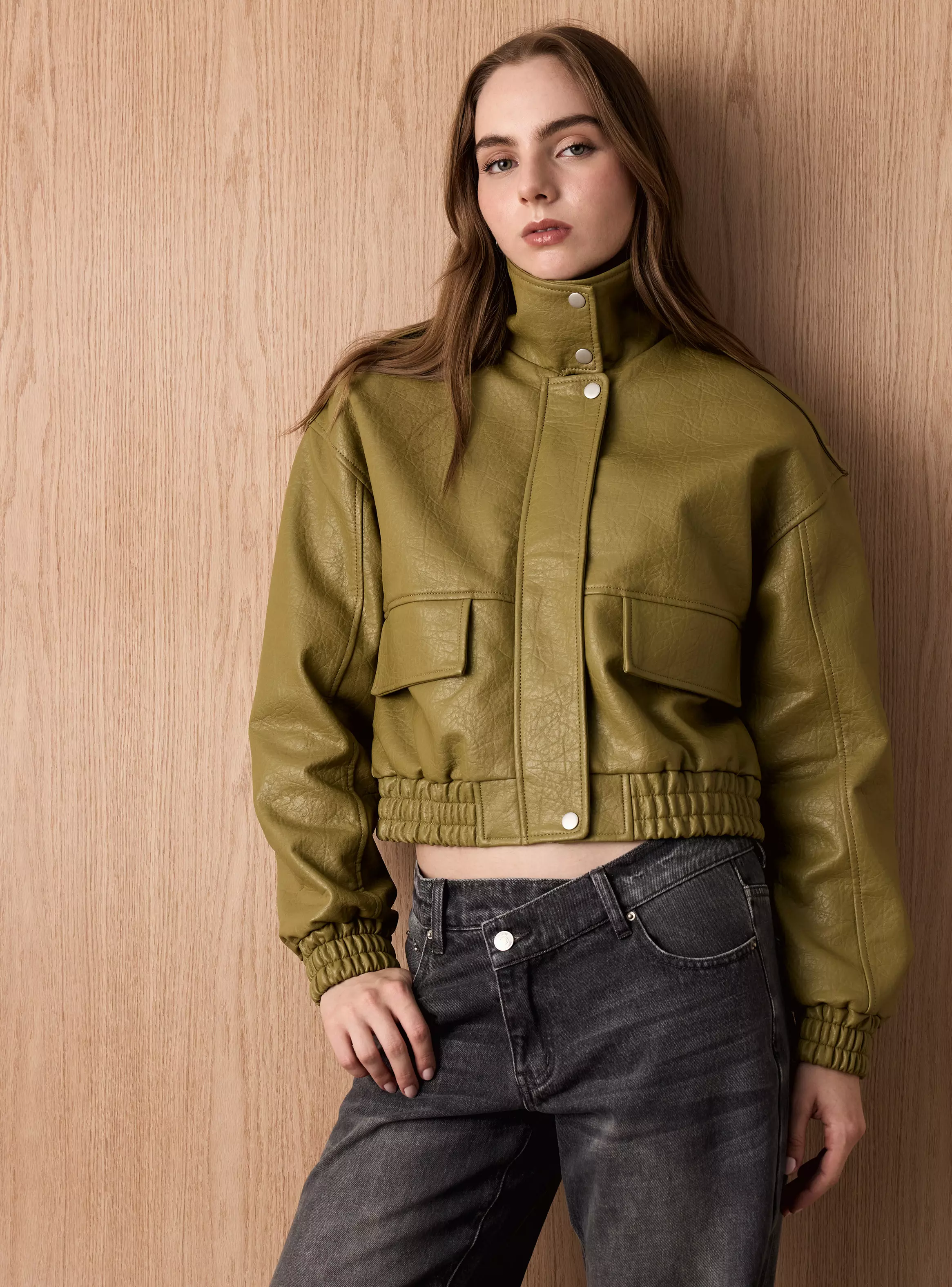 Chaqueta Bomber Bolsillos Frontales y Cuello Alto-0