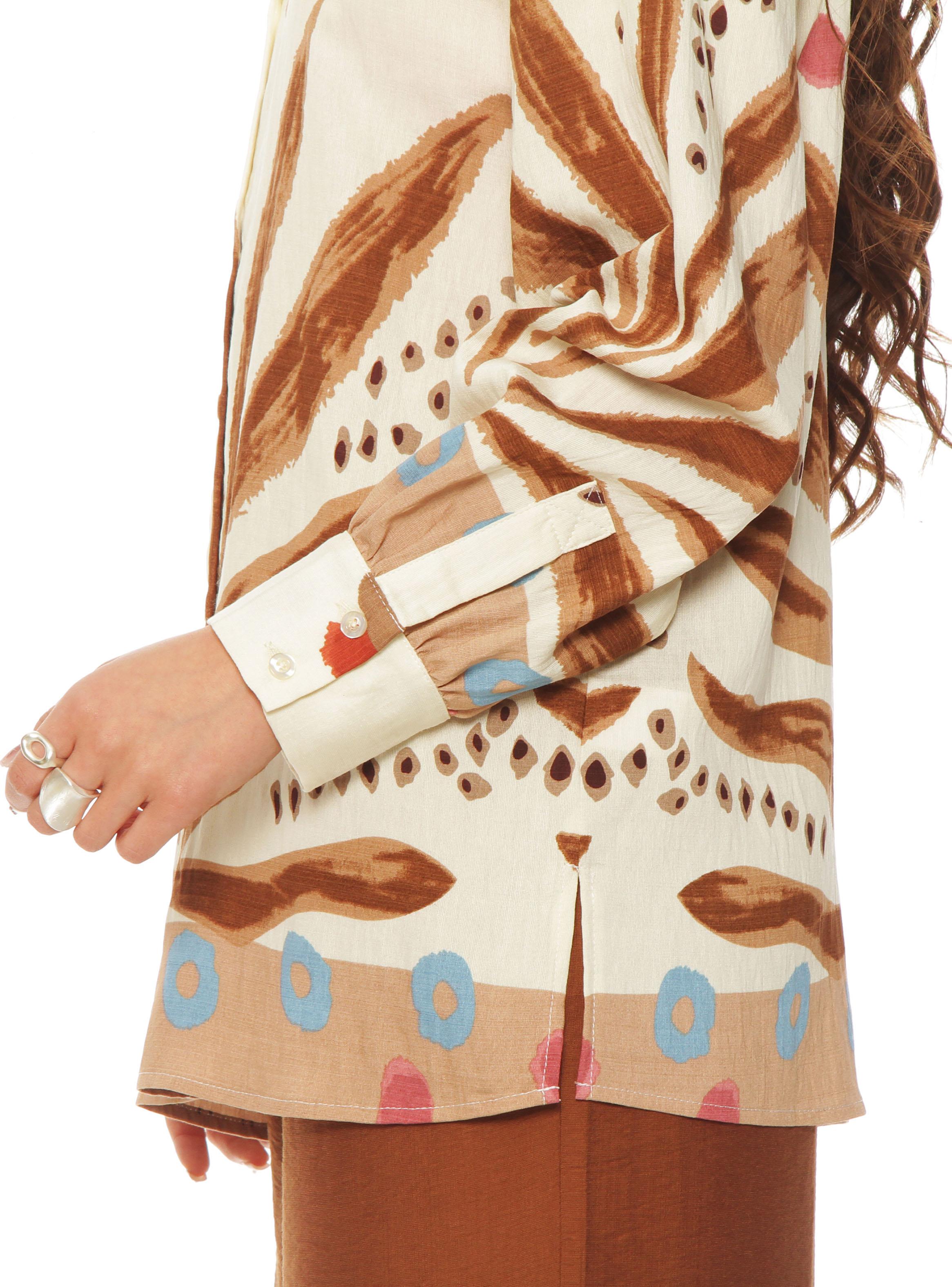 Blusa Manga Larga Estampada Abotonada en Delantero-2