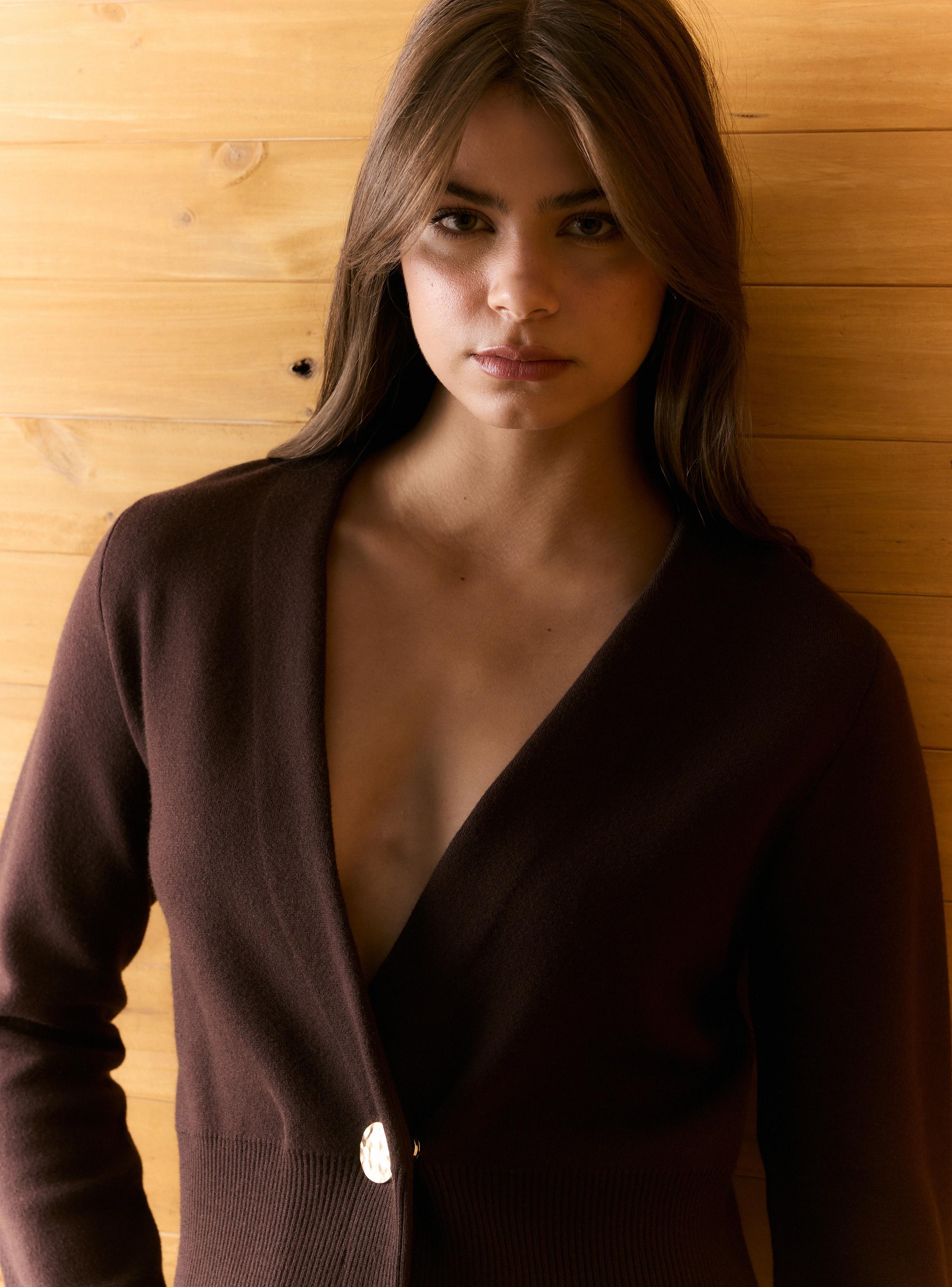 Chaleco Cuello Cruzado Detalle Botón Metálico-2