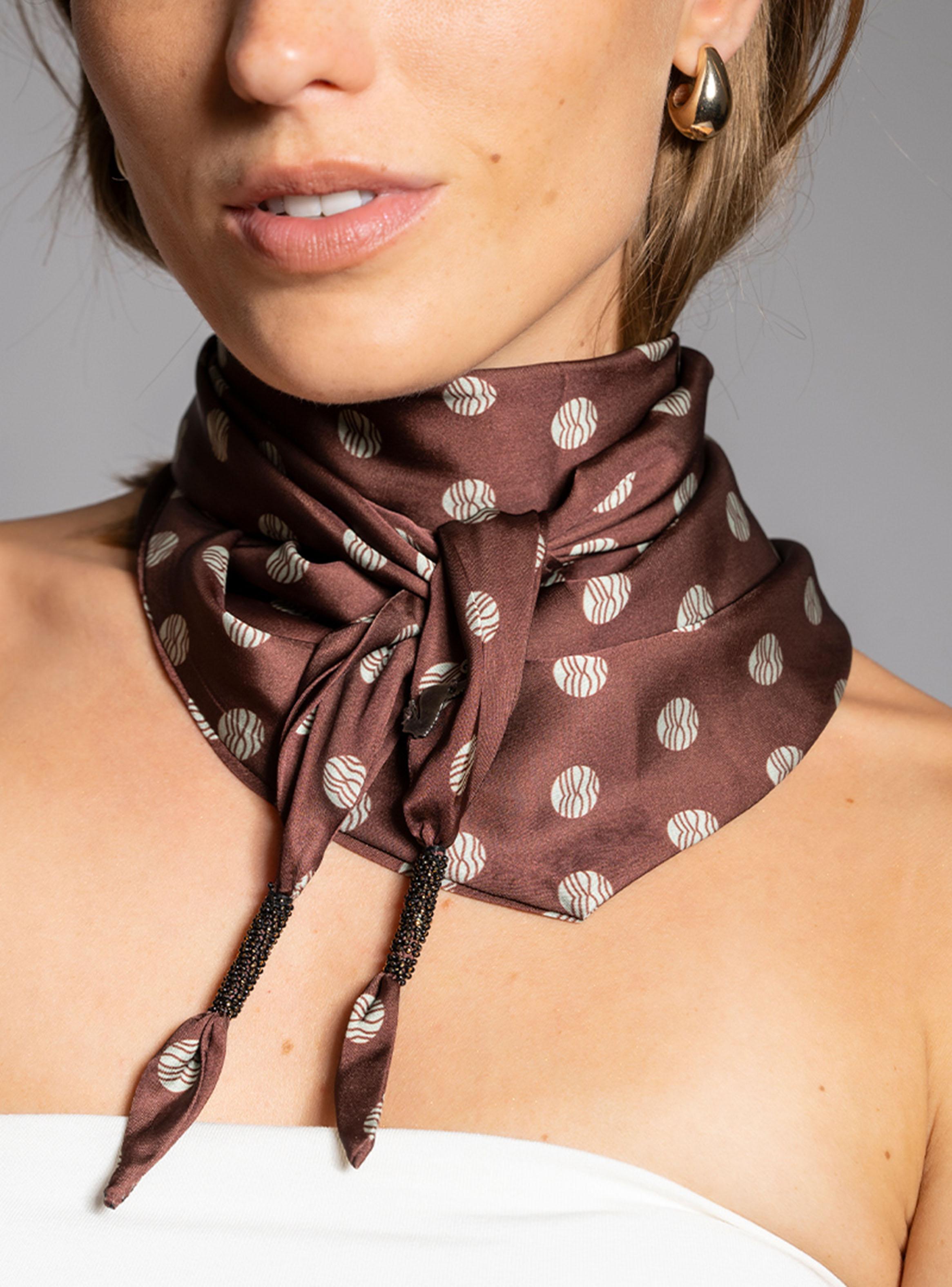 Pañuelo Satinado con Estampado de Lunares-2