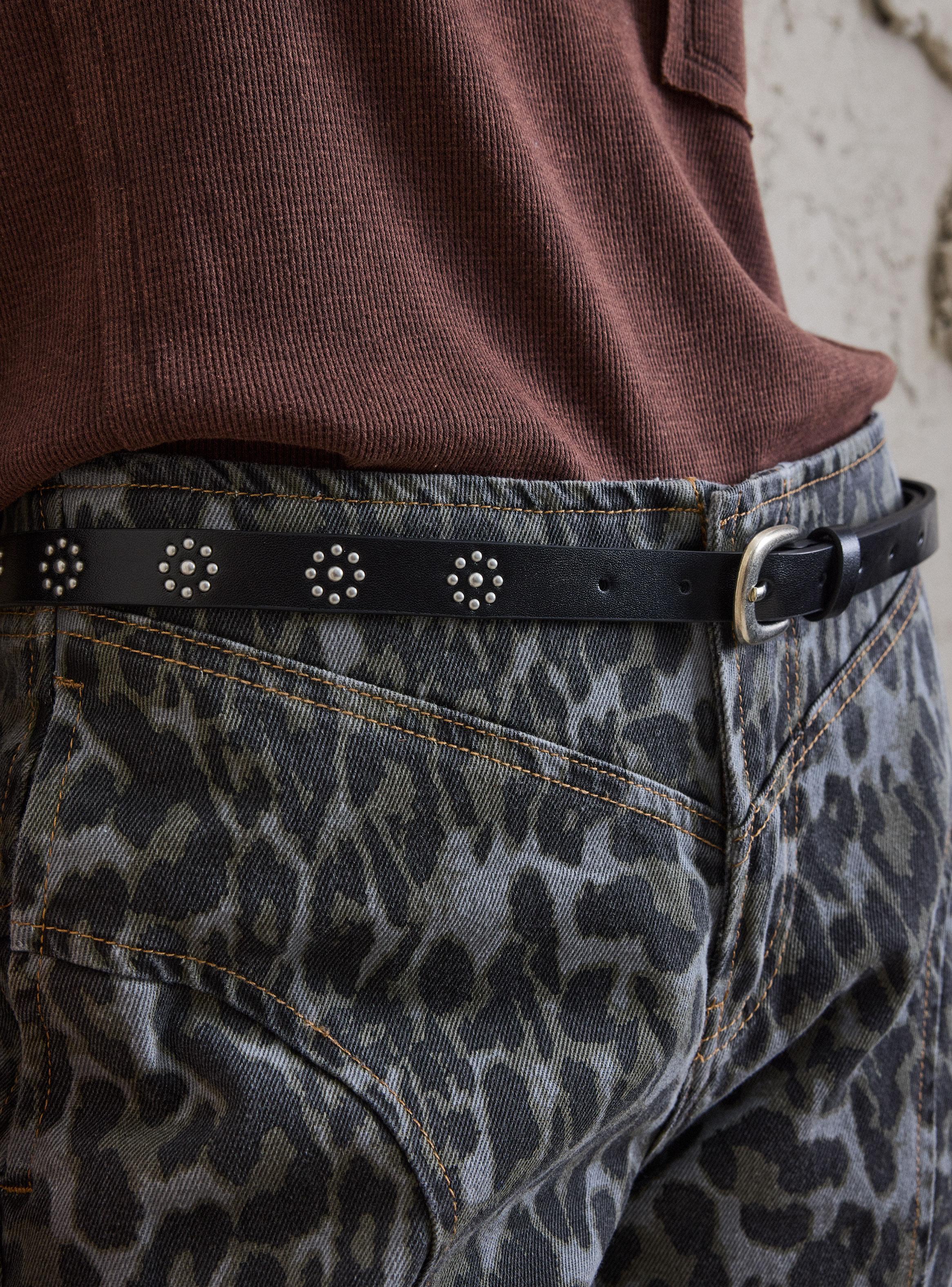 Cinturón con Detalles de Flores Metálicas Cuero-2