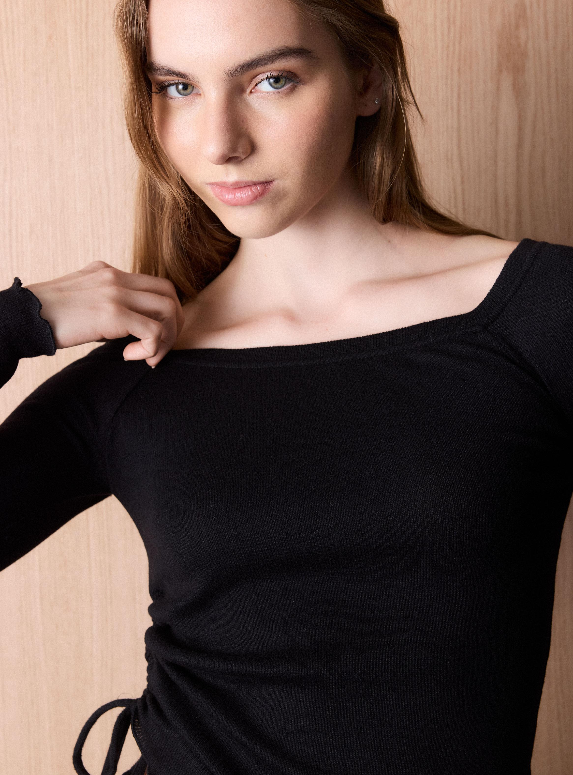 Polera Cuello Bote y Ajustes en Costados-2