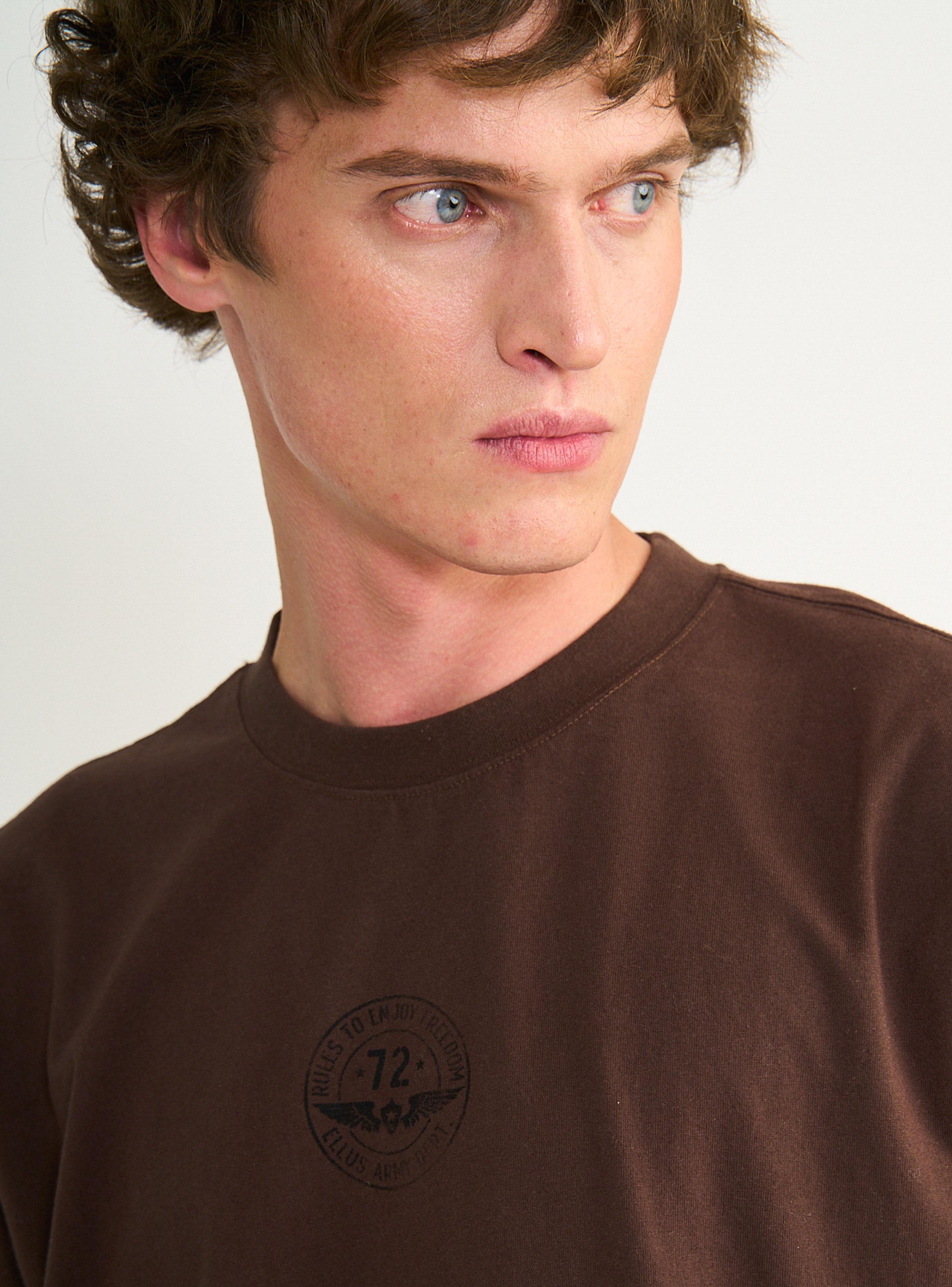 Polera Logo Central Rib Grueso Cuello-3