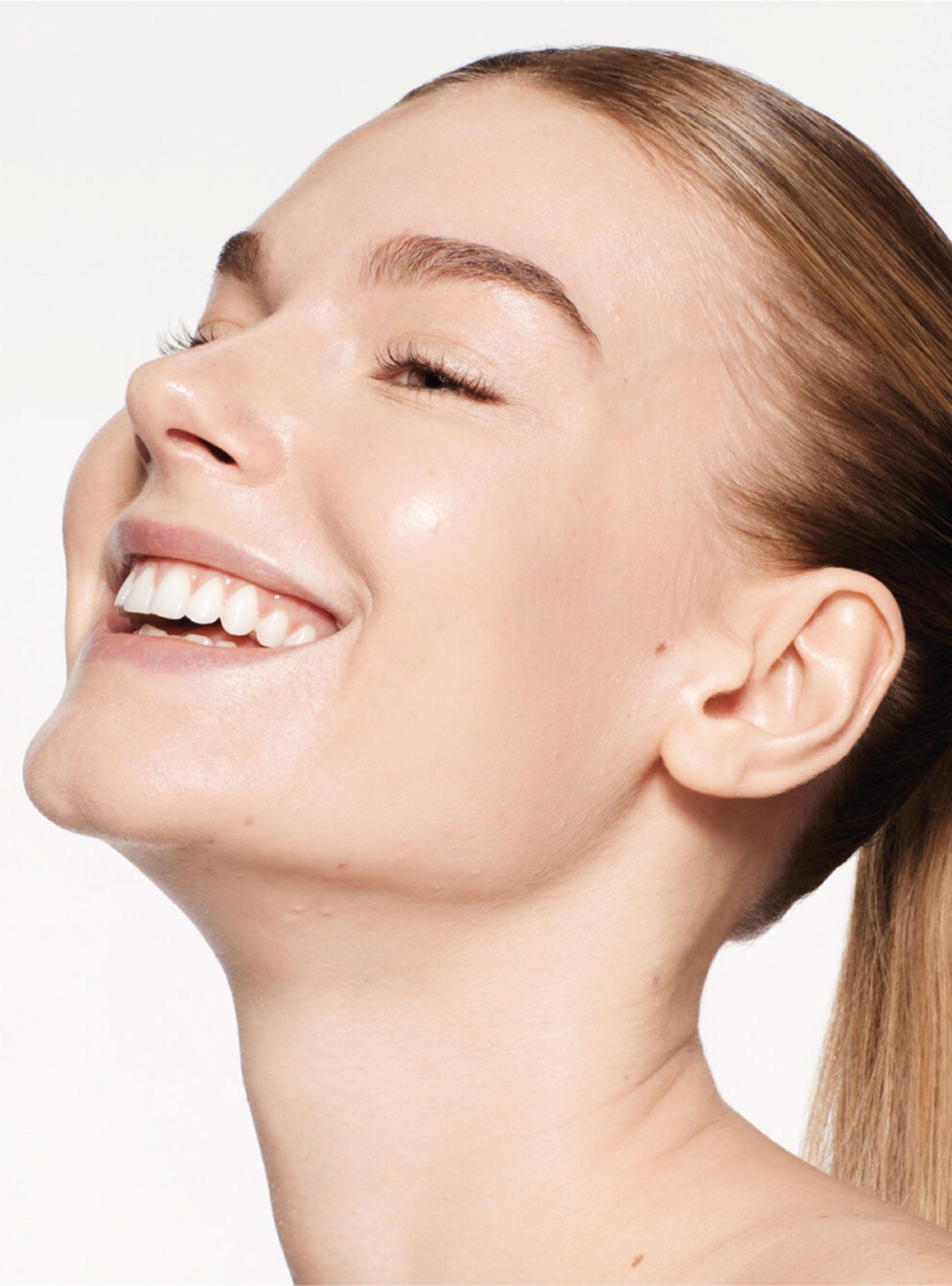 Revitalessence Skin Glow Foundation SPF 30 Shell 30 ml-2