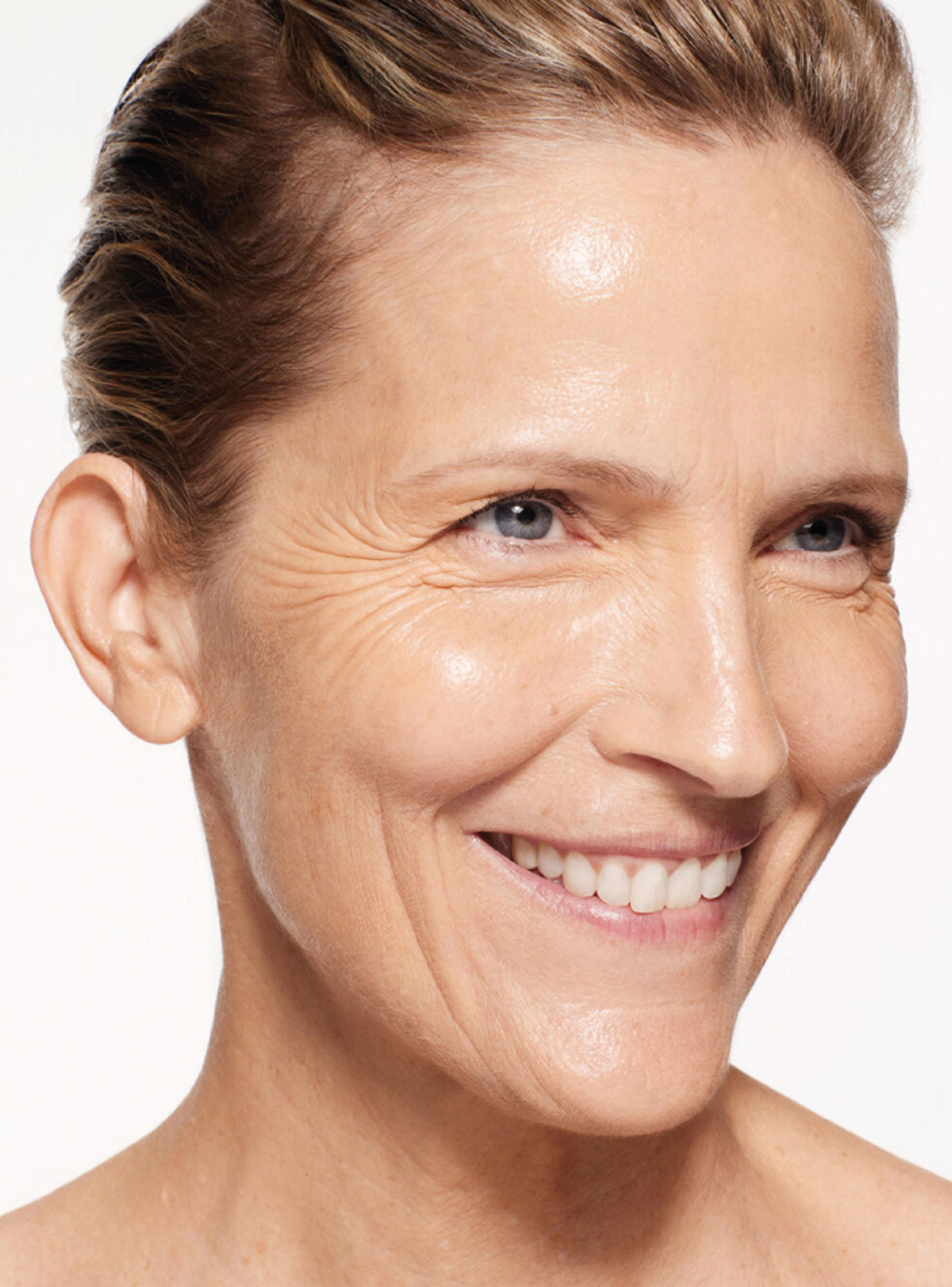 Revitalessence Skin Glow Foundation SPF 30 Pine 30 ml-2