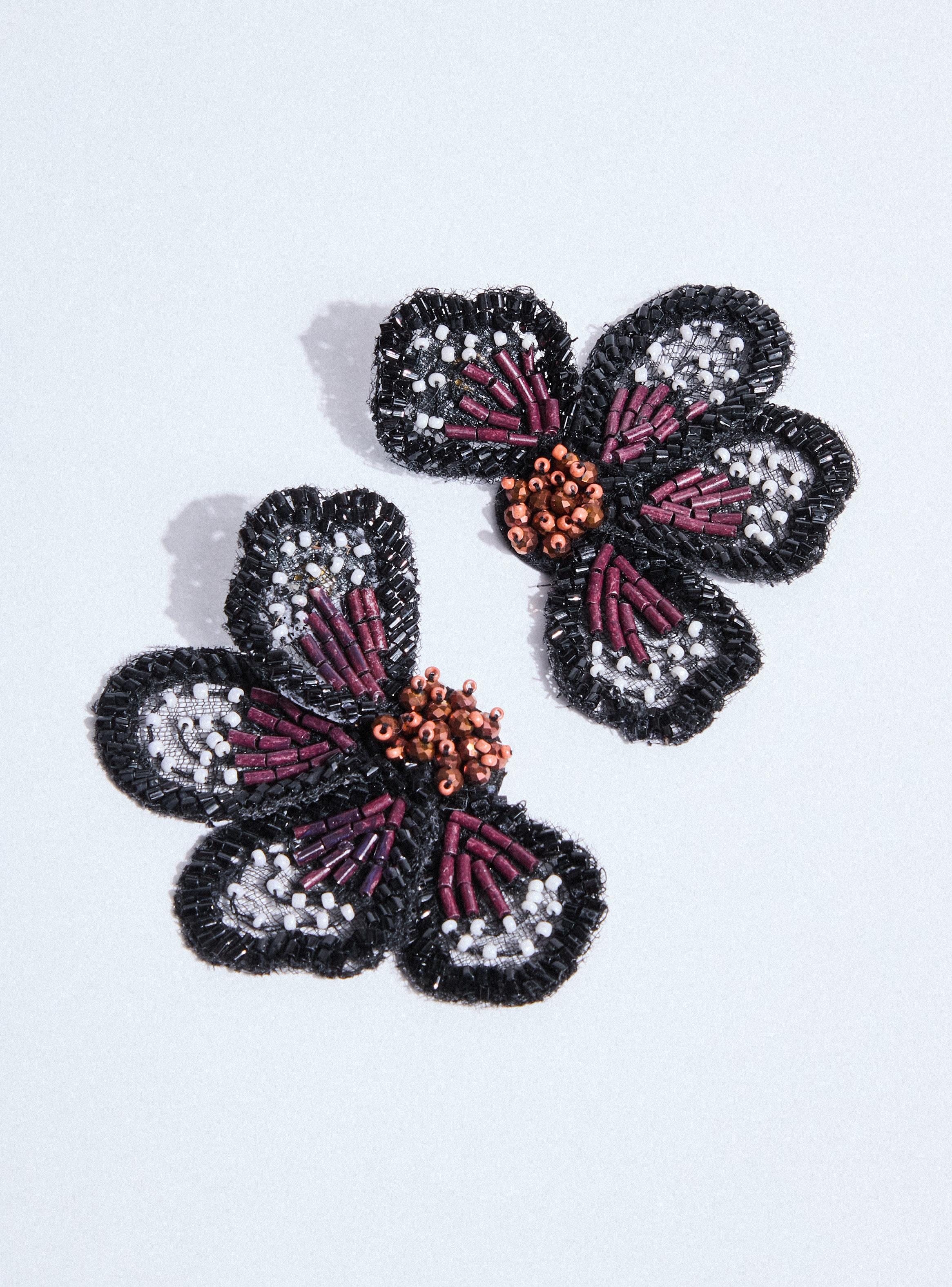 Aros en Forma de Flor con Mostacillas-3