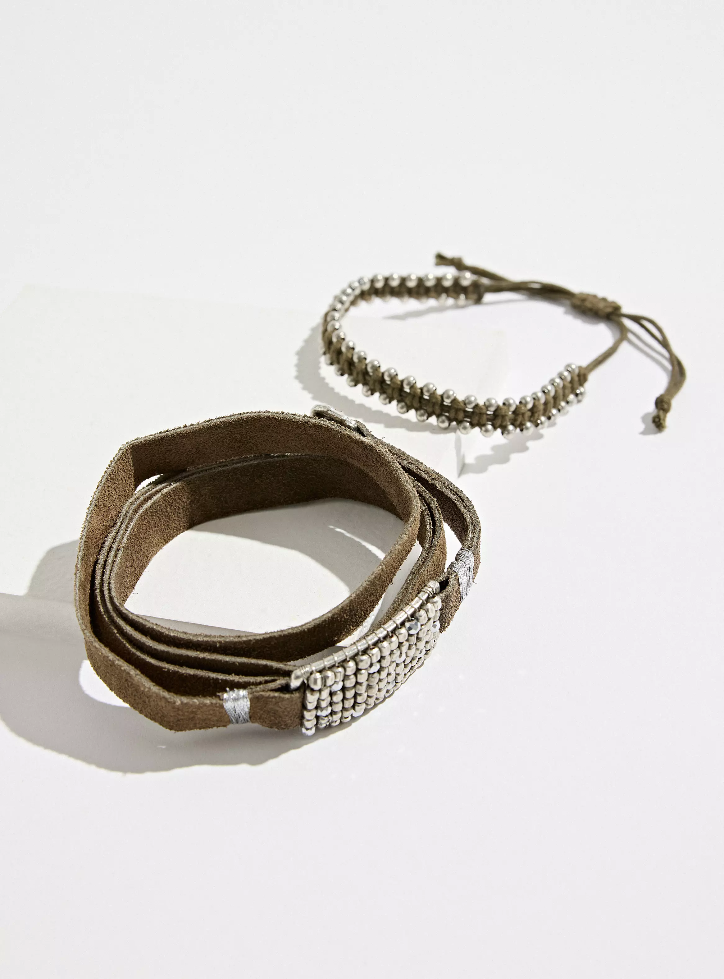Pulsera Cuero con Detalle de Mostacillas Metálicas-2