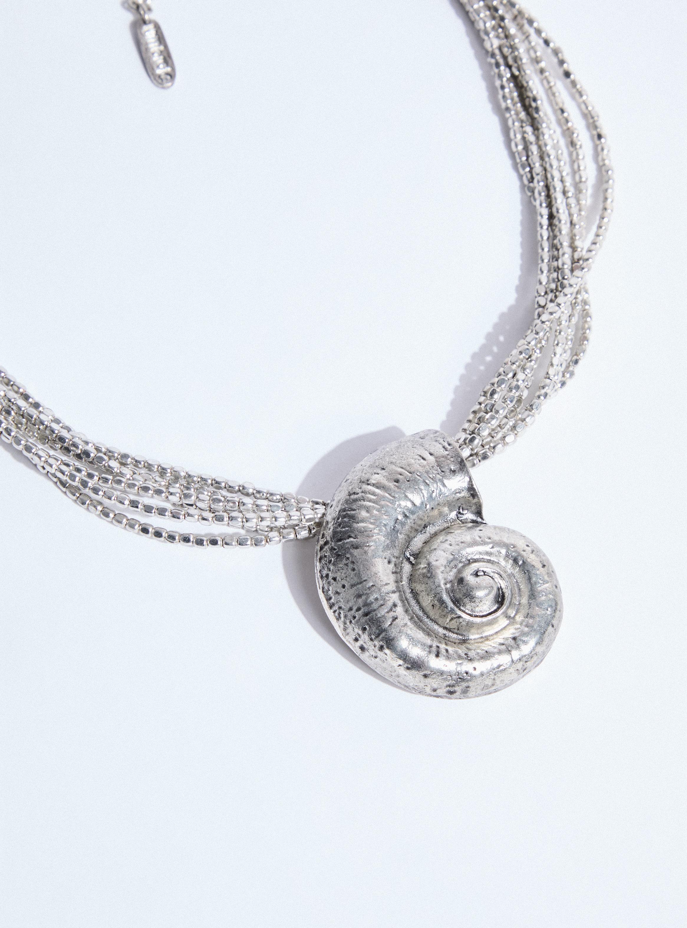 Collar Correa Múltiple con Detalle de Concha Metálica-3