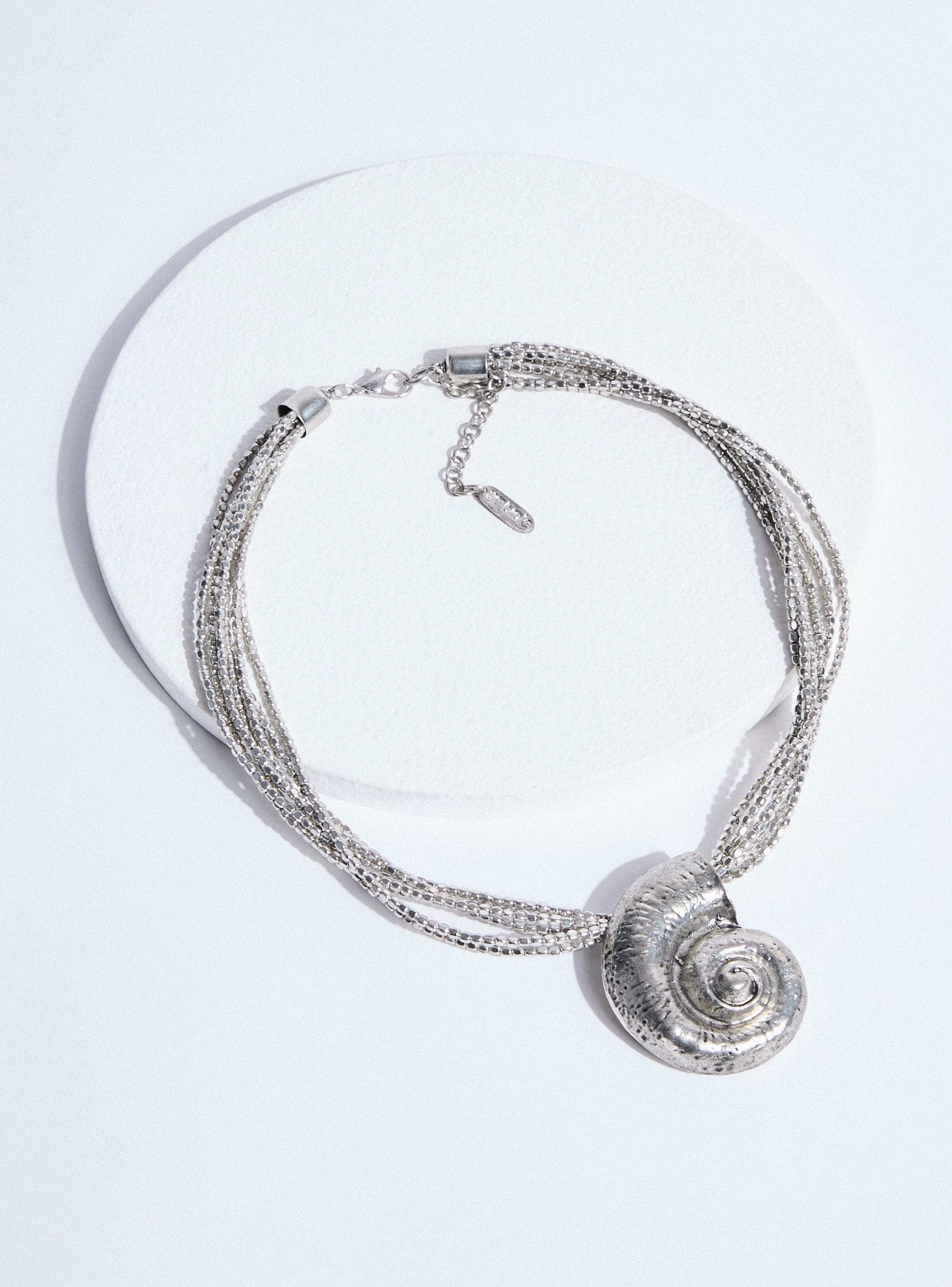 Collar Correa Múltiple con Detalle de Concha Metálica-2