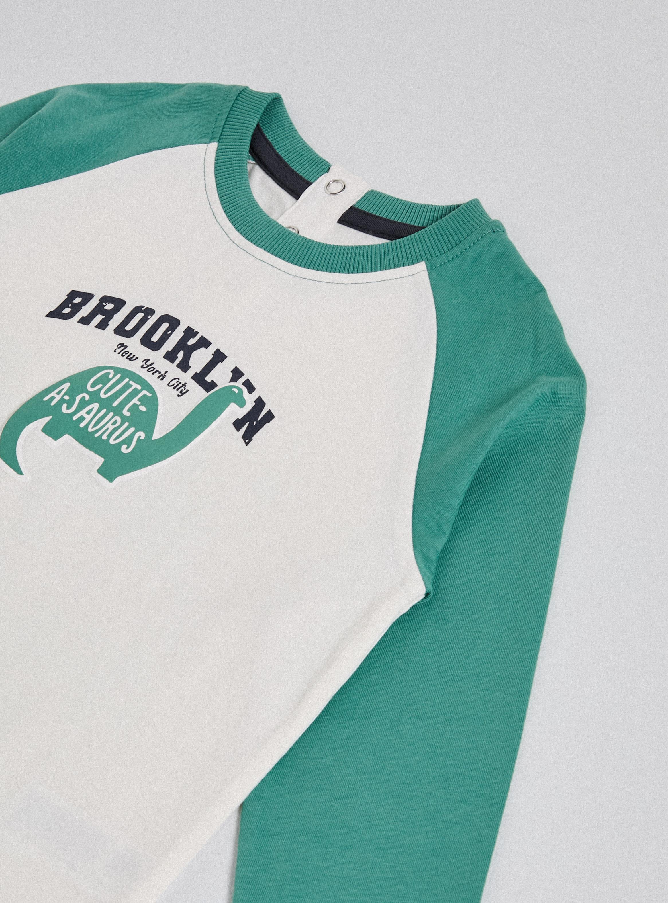 Polera Raglán con Estampado Varsity-3
