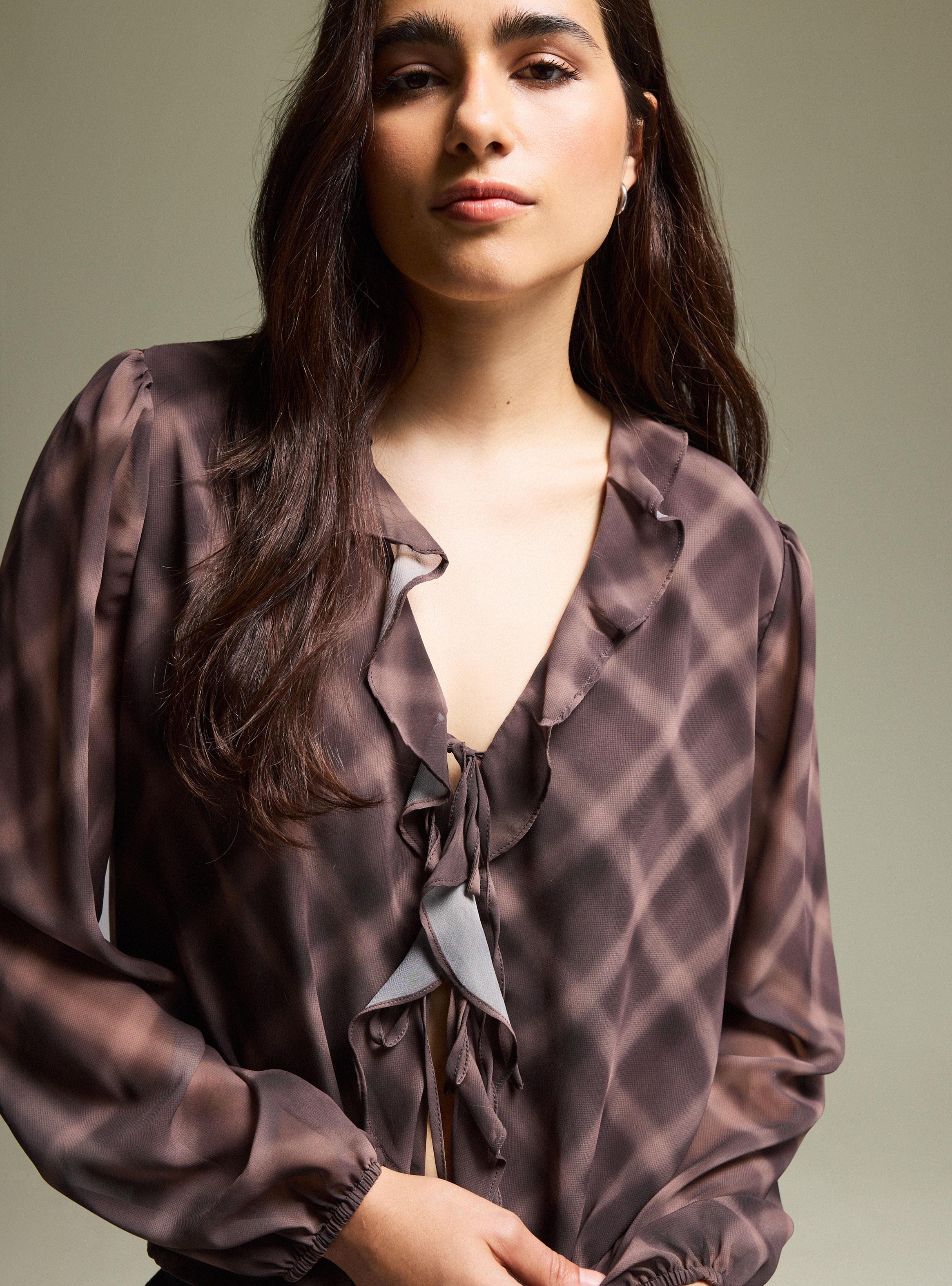 Blusa Estampada con Vuelos y Escote V-2