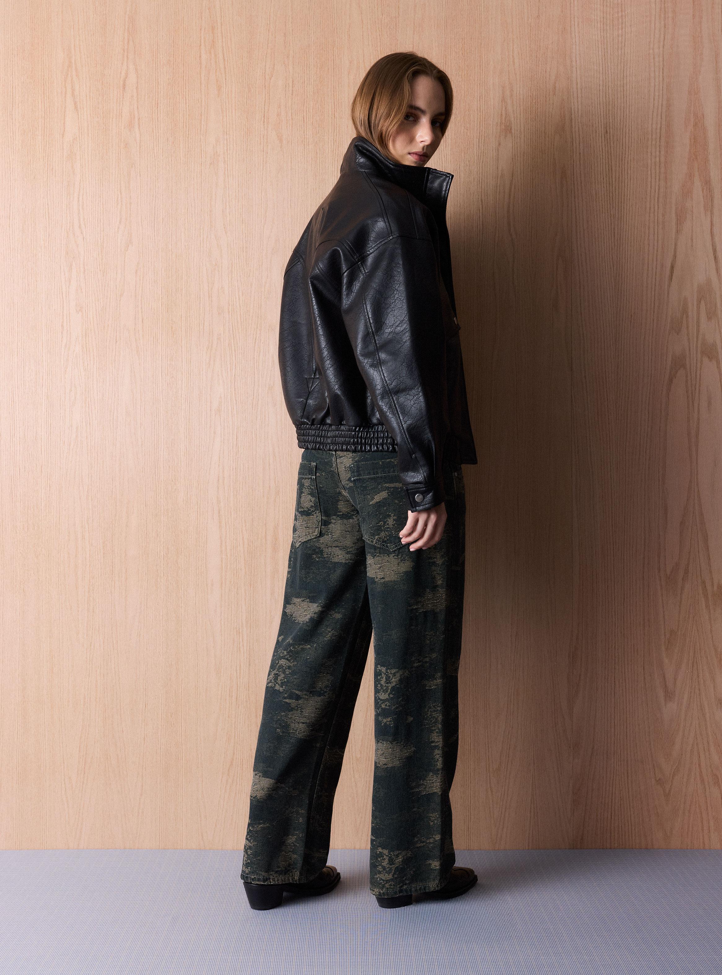 Chaqueta Cuello Alto Efecto Piel-5