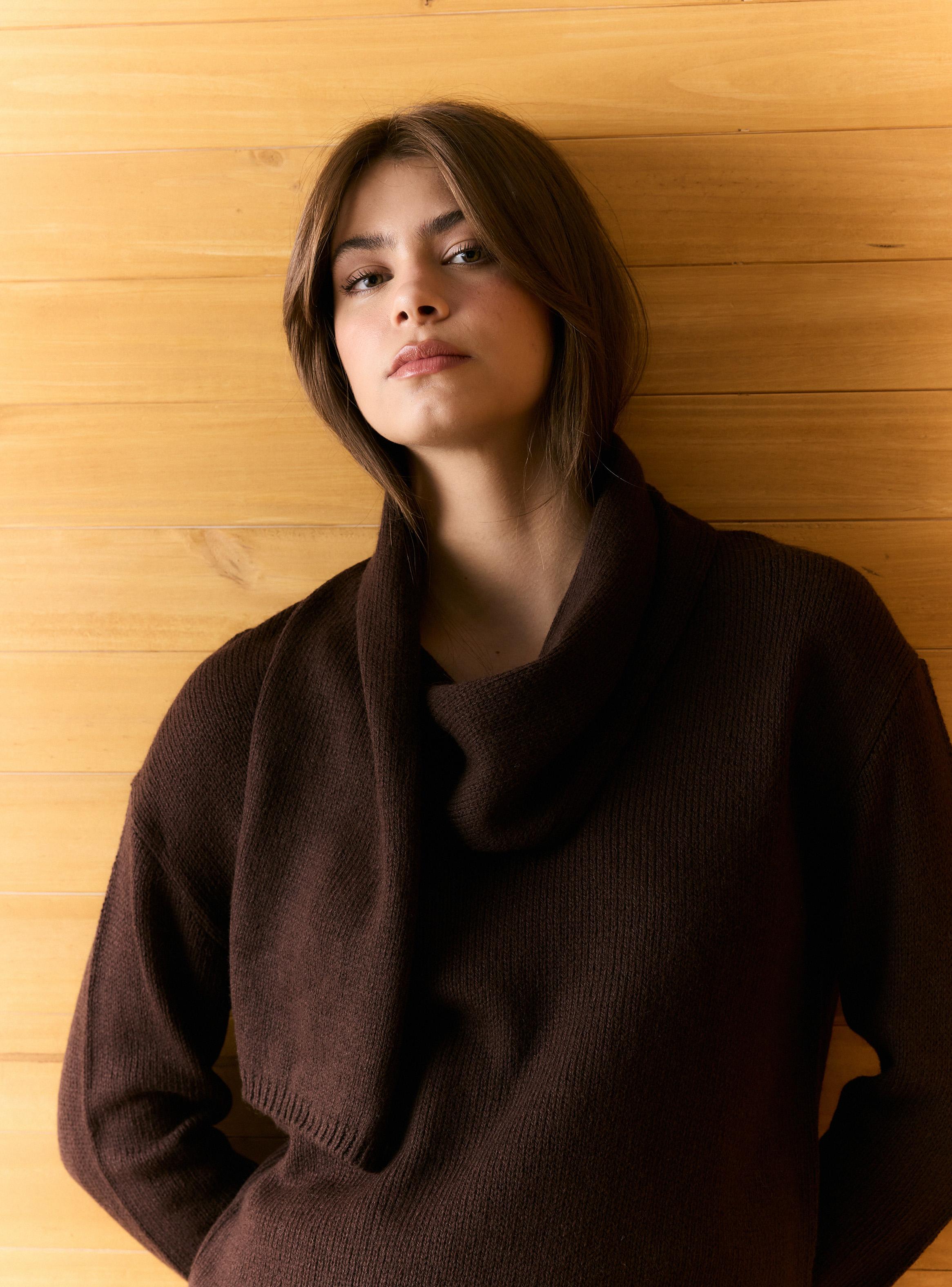 Sweater Calce Holgado con Bufanda Incorporada-2