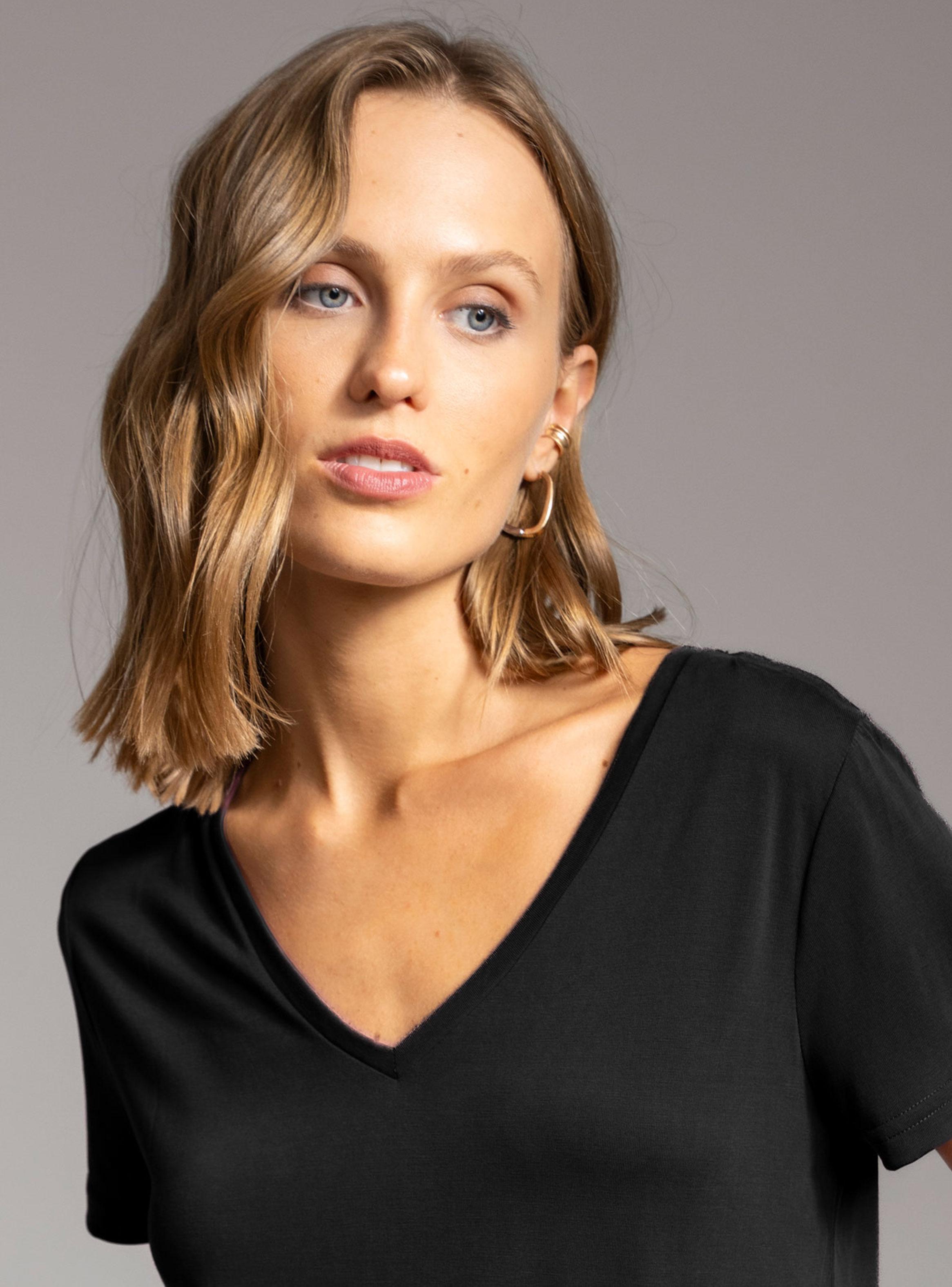 Polera Clara Manga Corta Negro-3