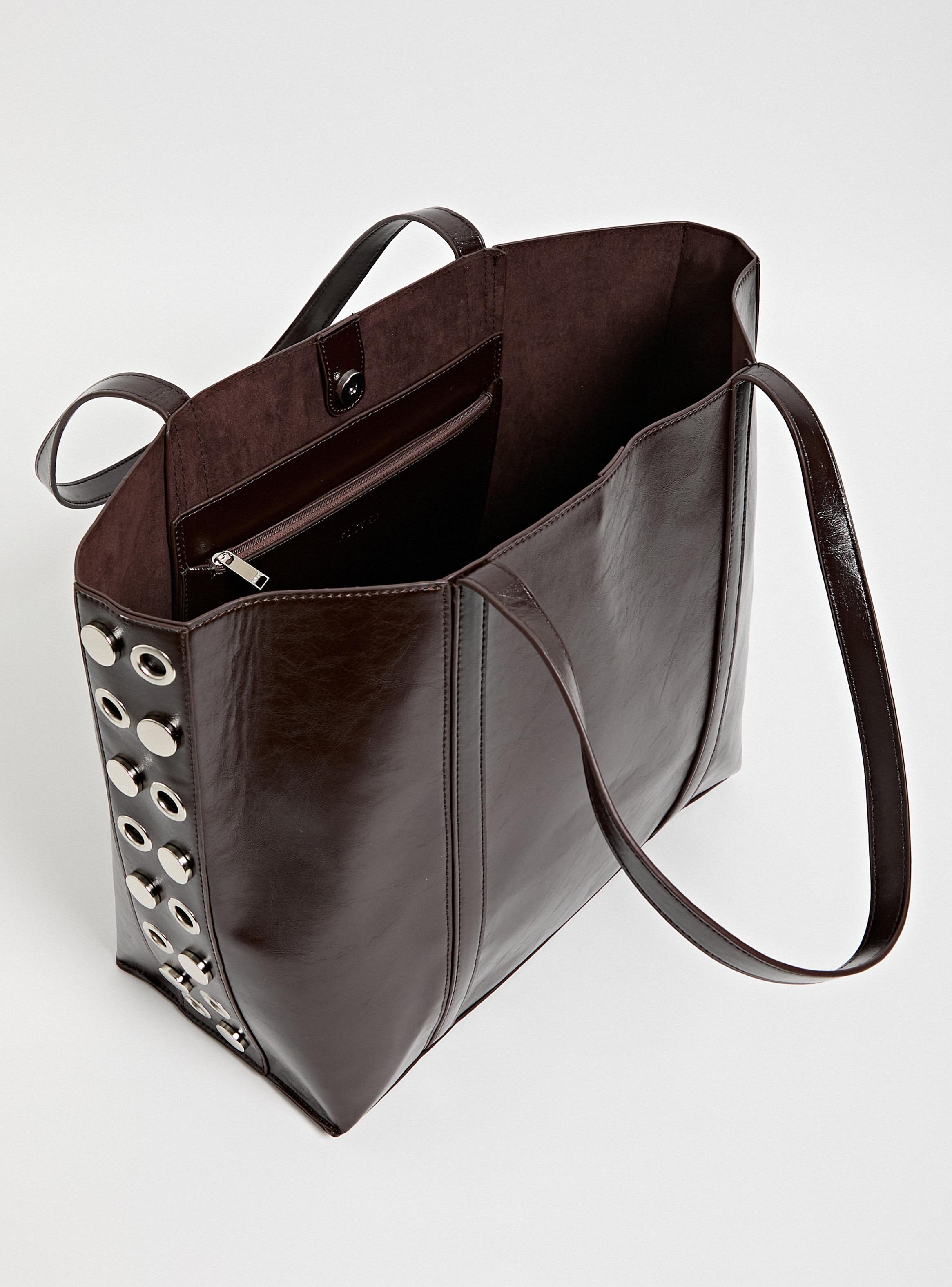 Cartera de Hombro Tote Tachas y Ojetillos-5