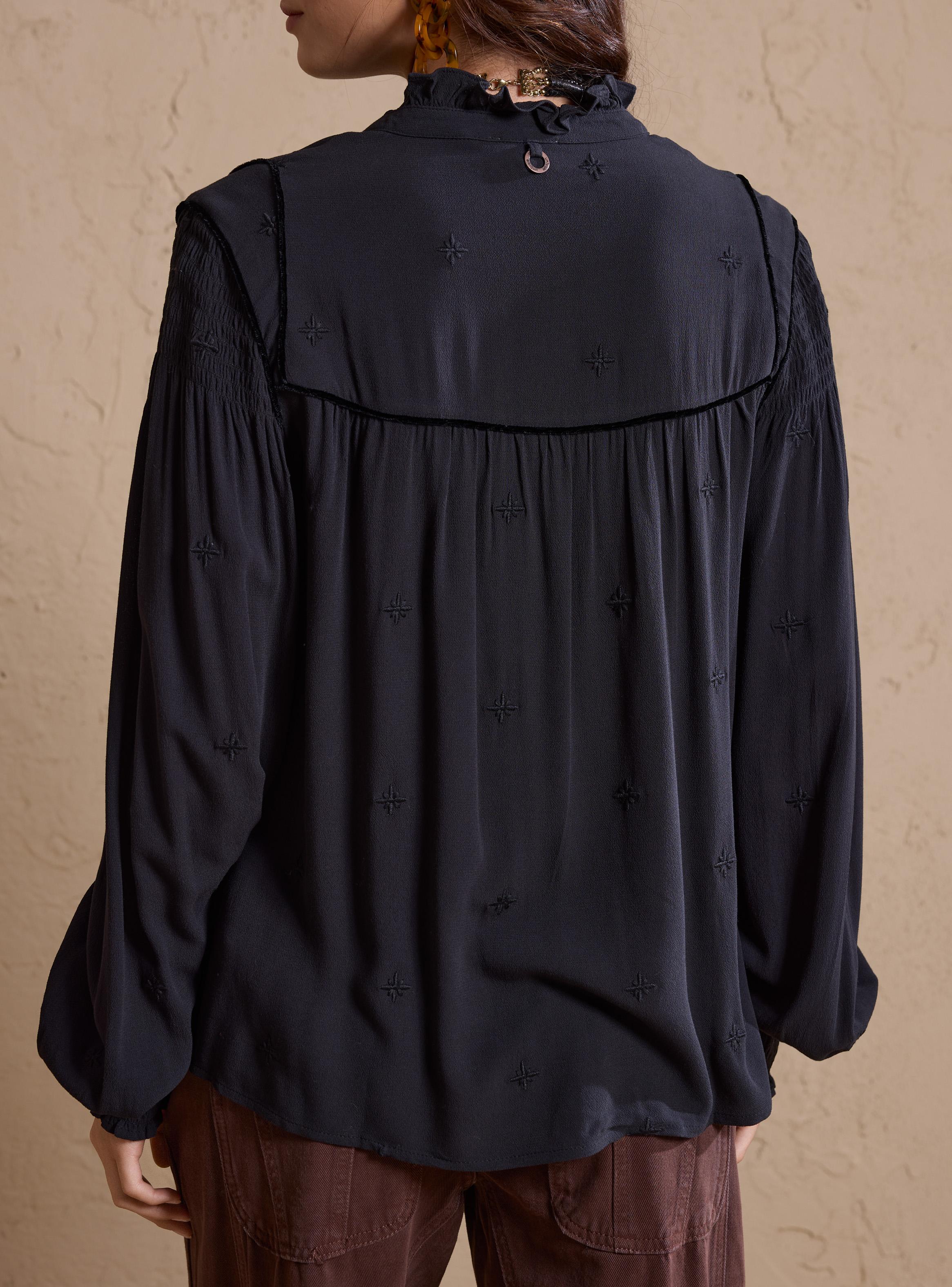 Blusa Cuello Mao con Vuelos y Bordado-3