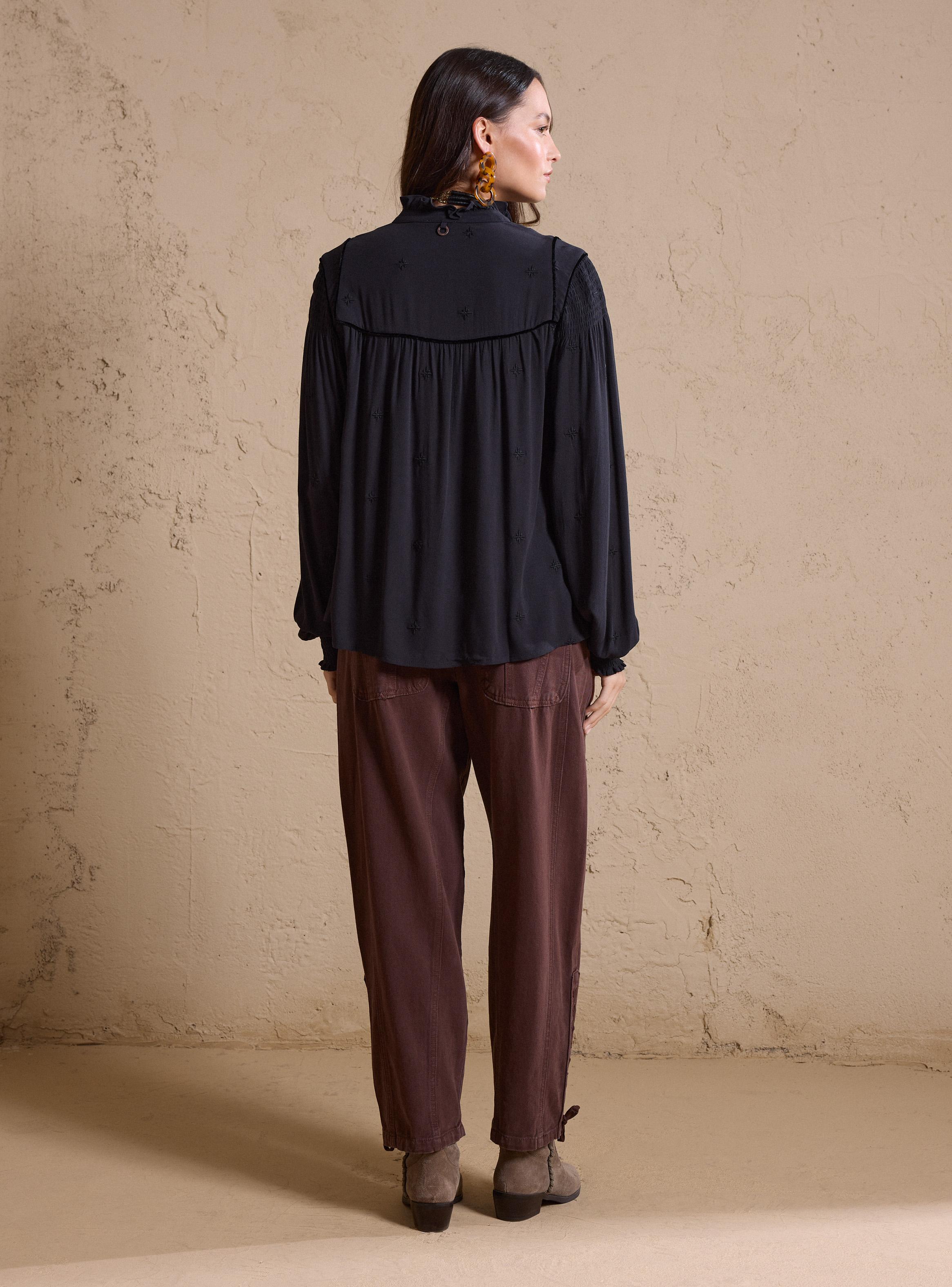 Blusa Cuello Mao con Vuelos y Bordado-5