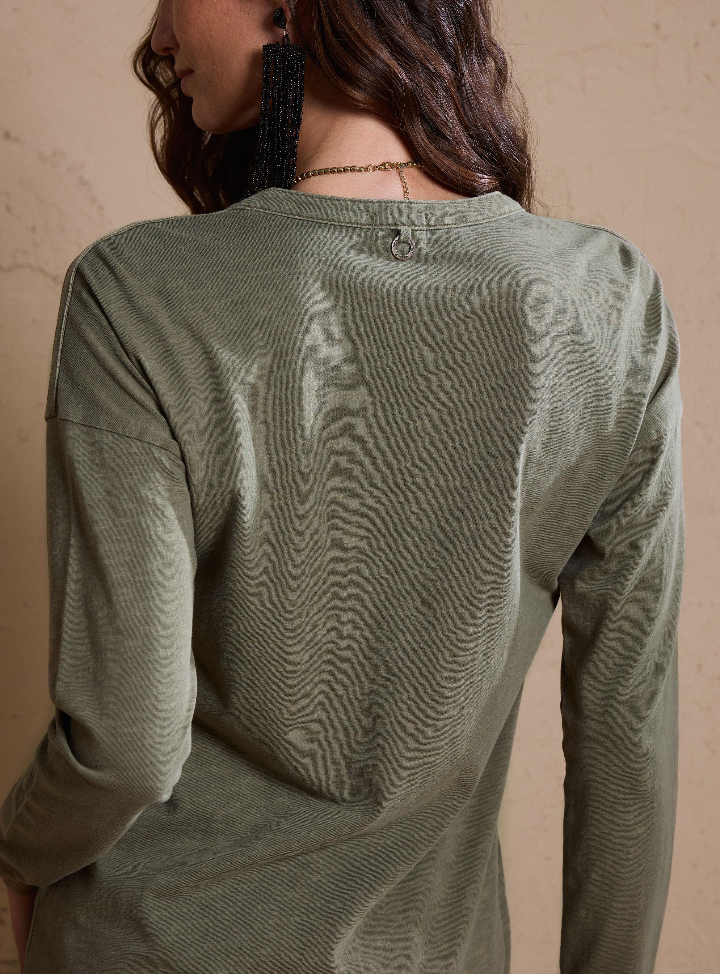 Polera Manga Larga con Bolsillo Frontal y Botones-3