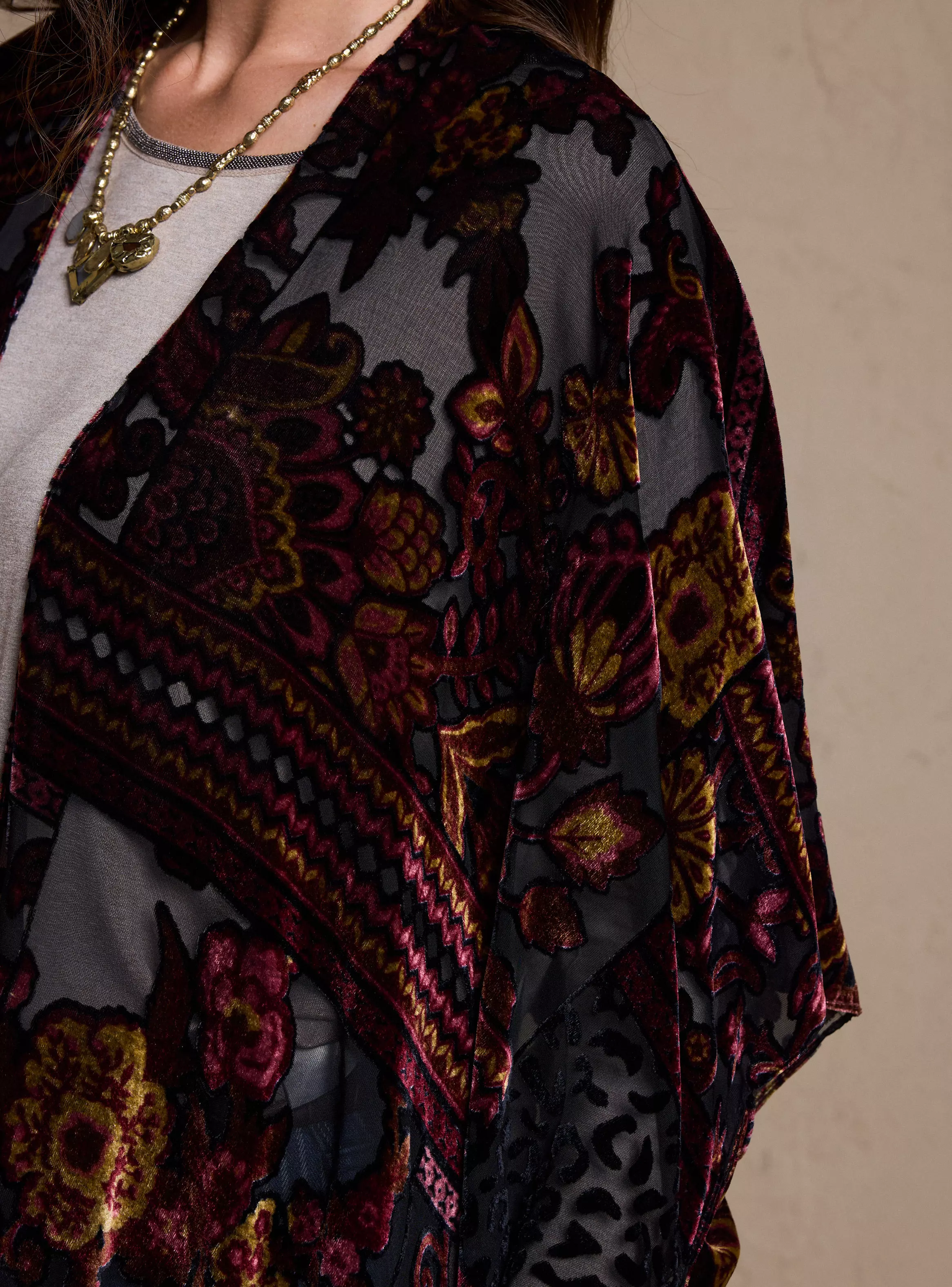 Kimono con Detalle Floral y Flecos-1