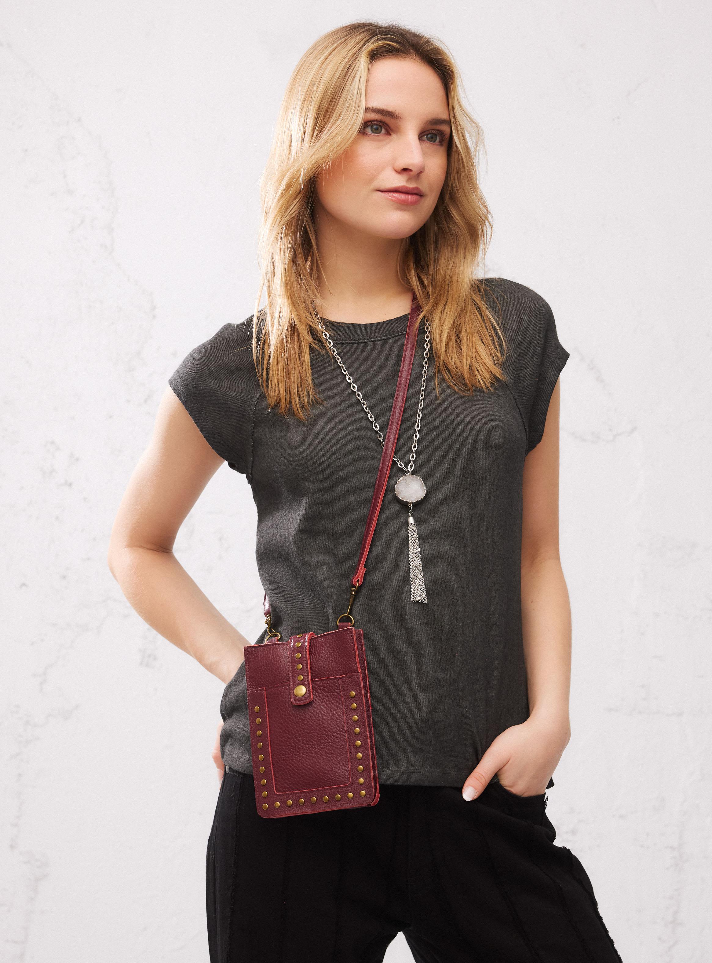 Cartera Porta Celular con Tachas de Cuero-0