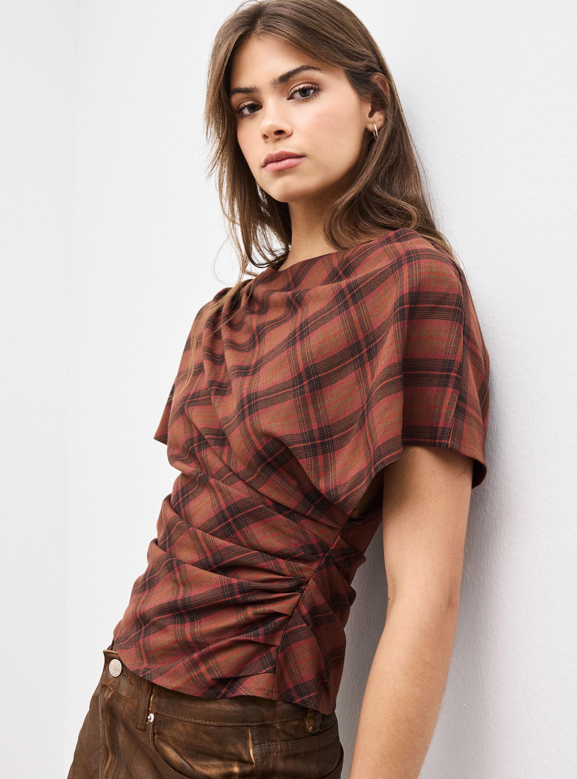 Blusa Asimétrica con Cuerpo Fruncido Diseño Cuadros-2