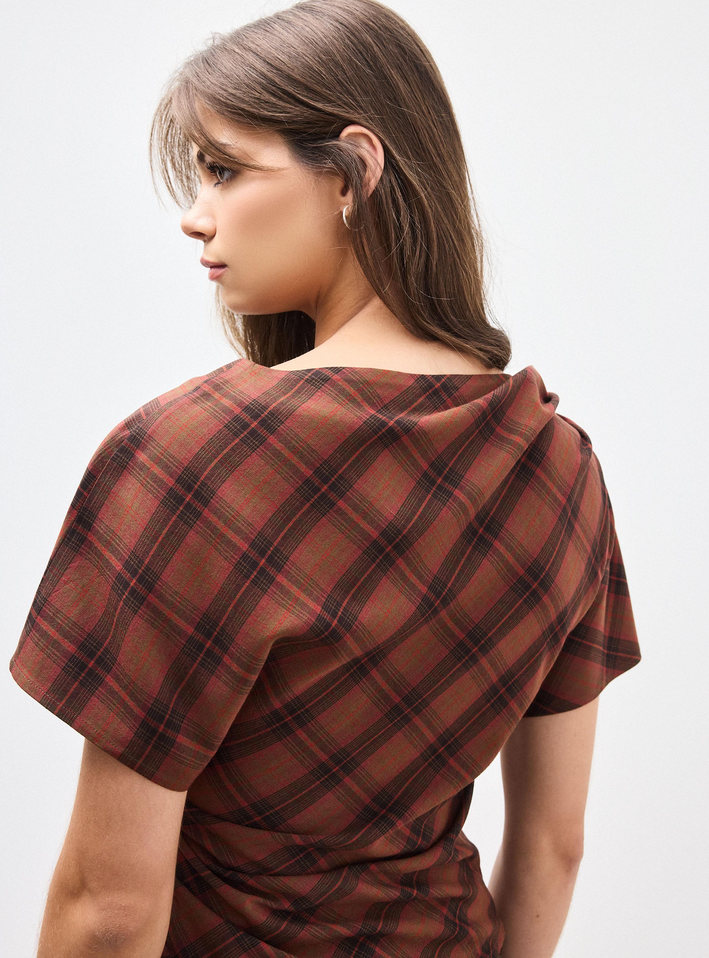 Blusa Asimétrica con Cuerpo Fruncido Diseño Cuadros-3