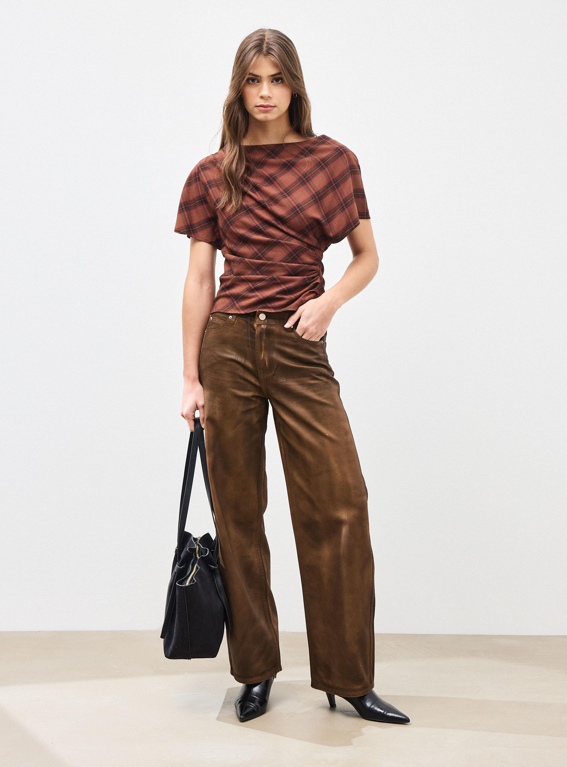 Blusa Asimétrica con Cuerpo Fruncido Diseño Cuadros-4