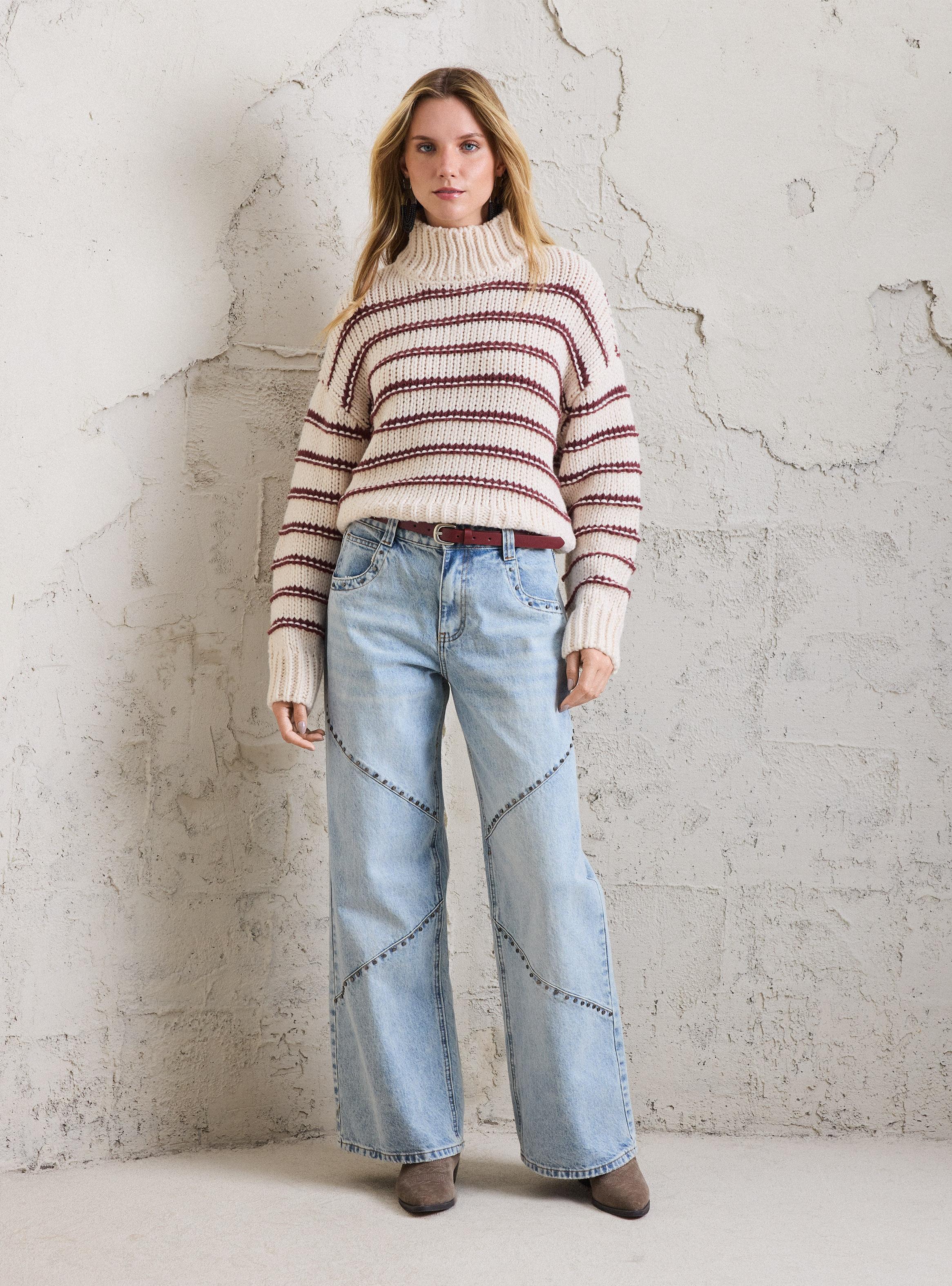 Sweater Cuello Alto con Diseño de Líneas en Relieve-4