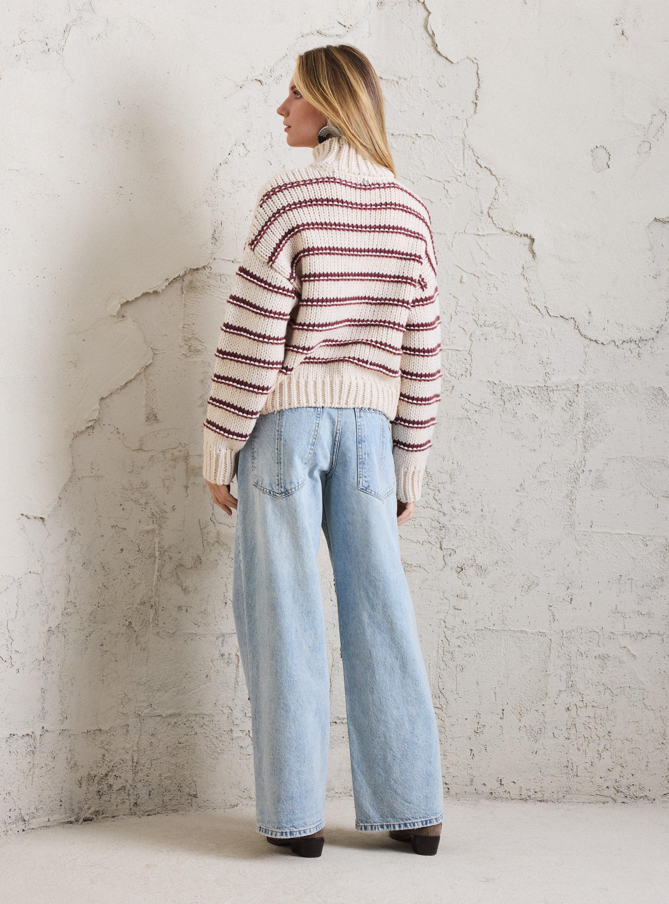 Sweater Cuello Alto con Diseño de Líneas en Relieve-5