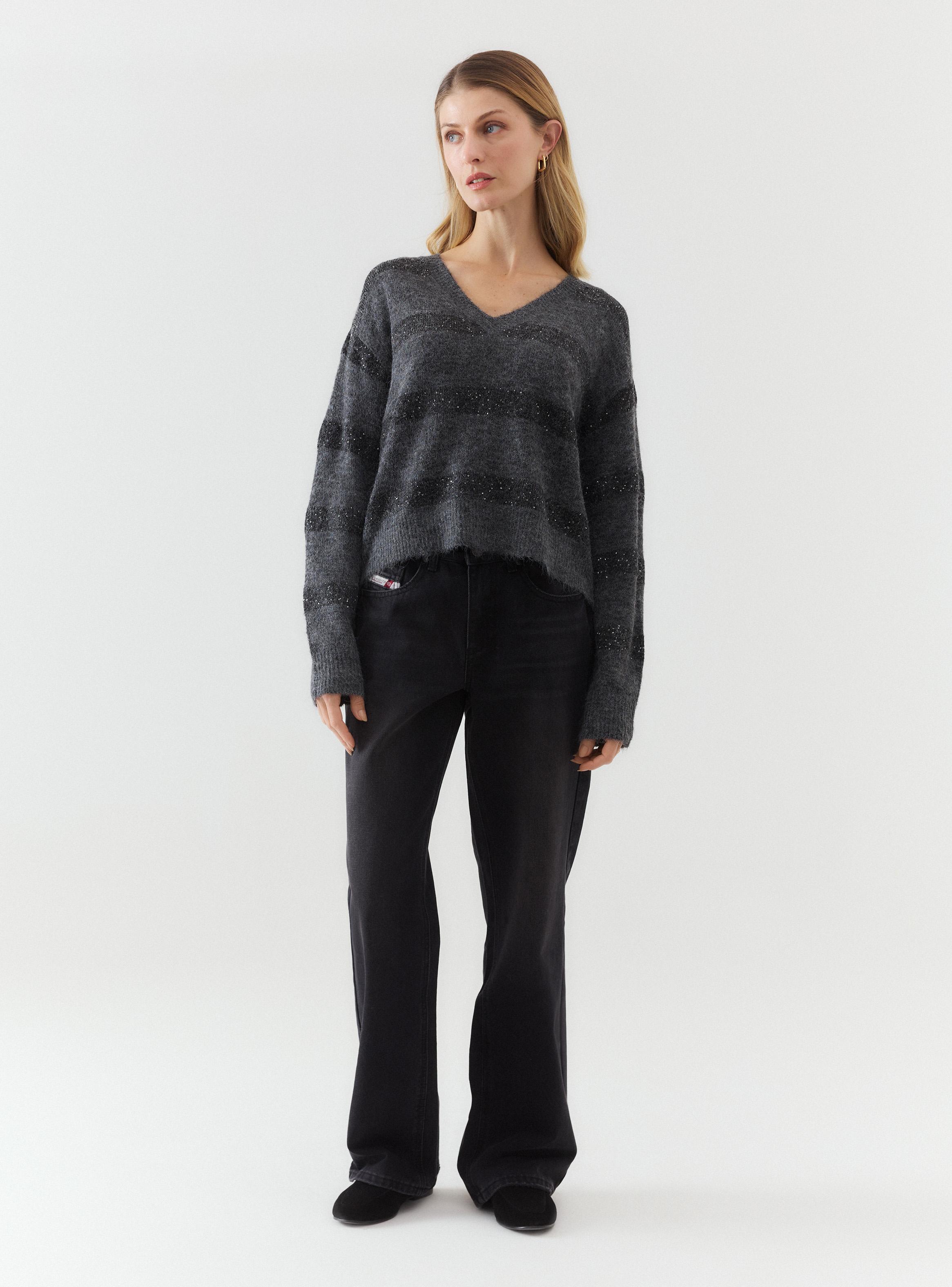 Sweater Escote V Rayas Metalizadas y con Lentejuelas-4