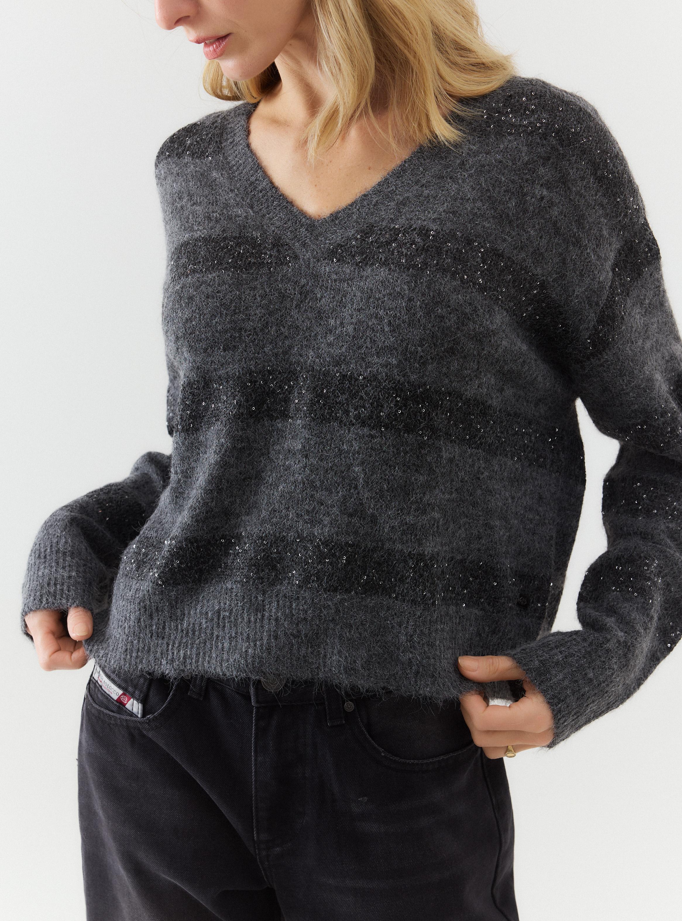 Sweater Escote V Rayas Metalizadas y con Lentejuelas-3