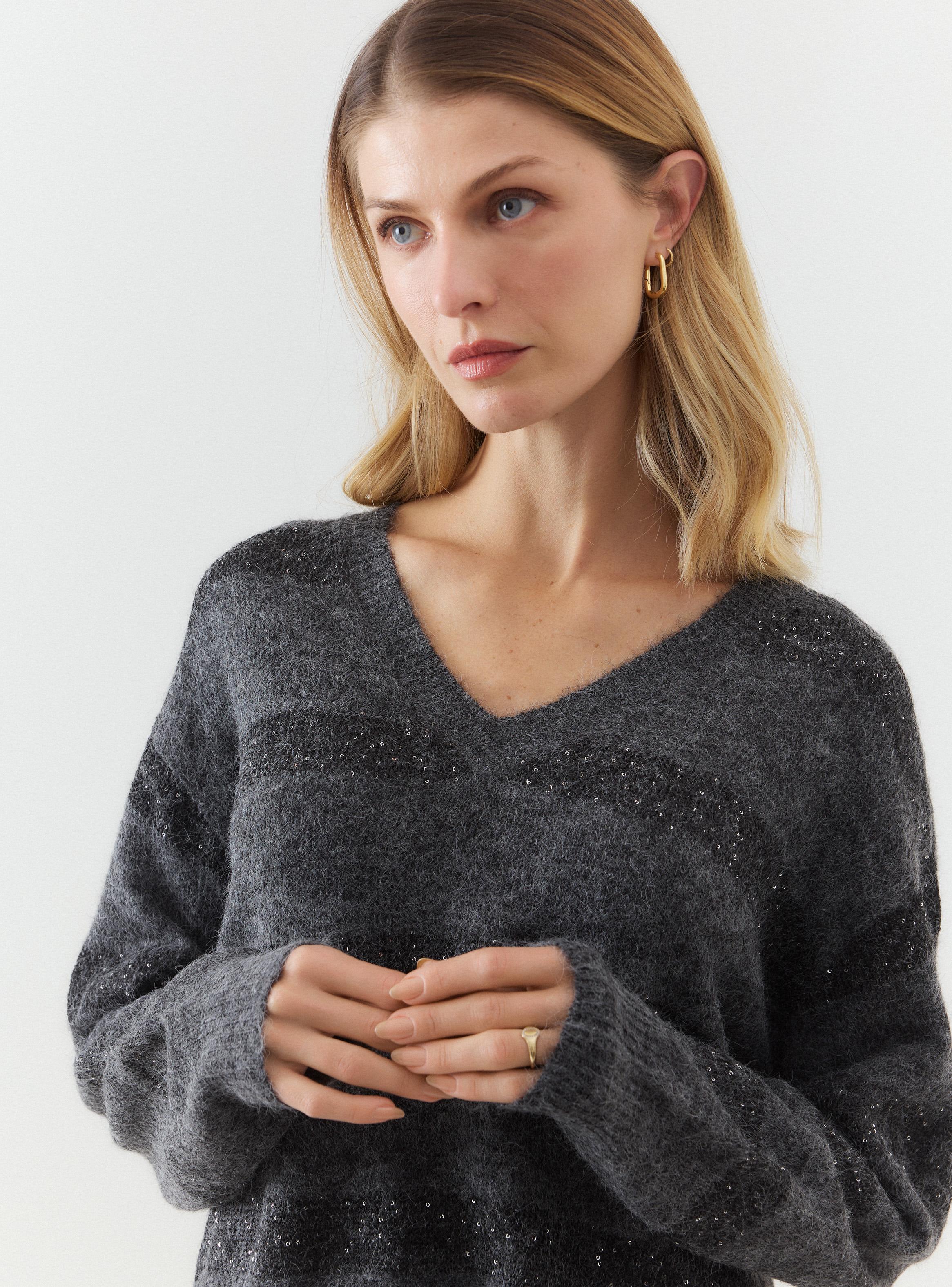 Sweater Escote V Rayas Metalizadas y con Lentejuelas-2