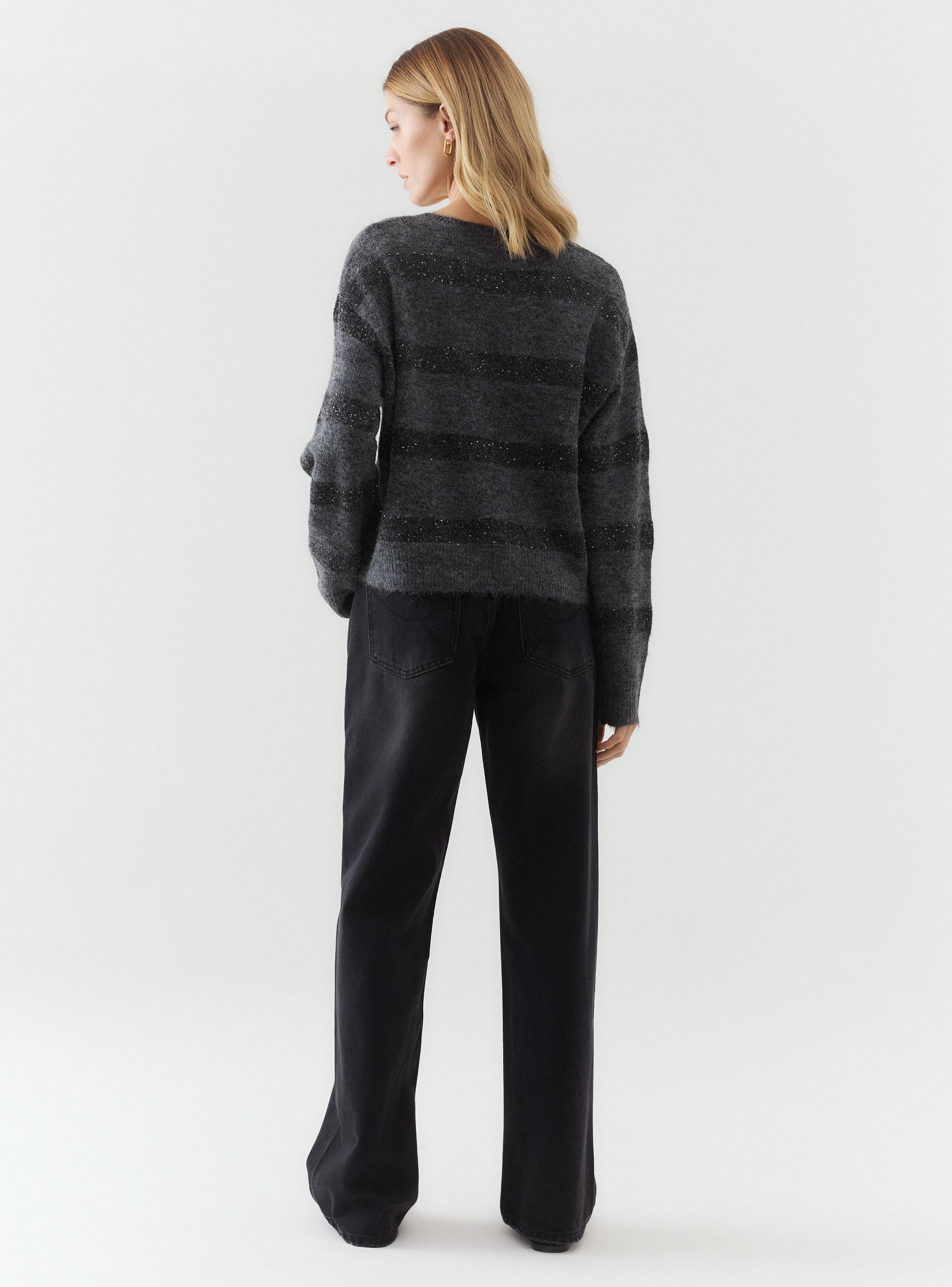 Sweater Escote V Rayas Metalizadas y con Lentejuelas-5