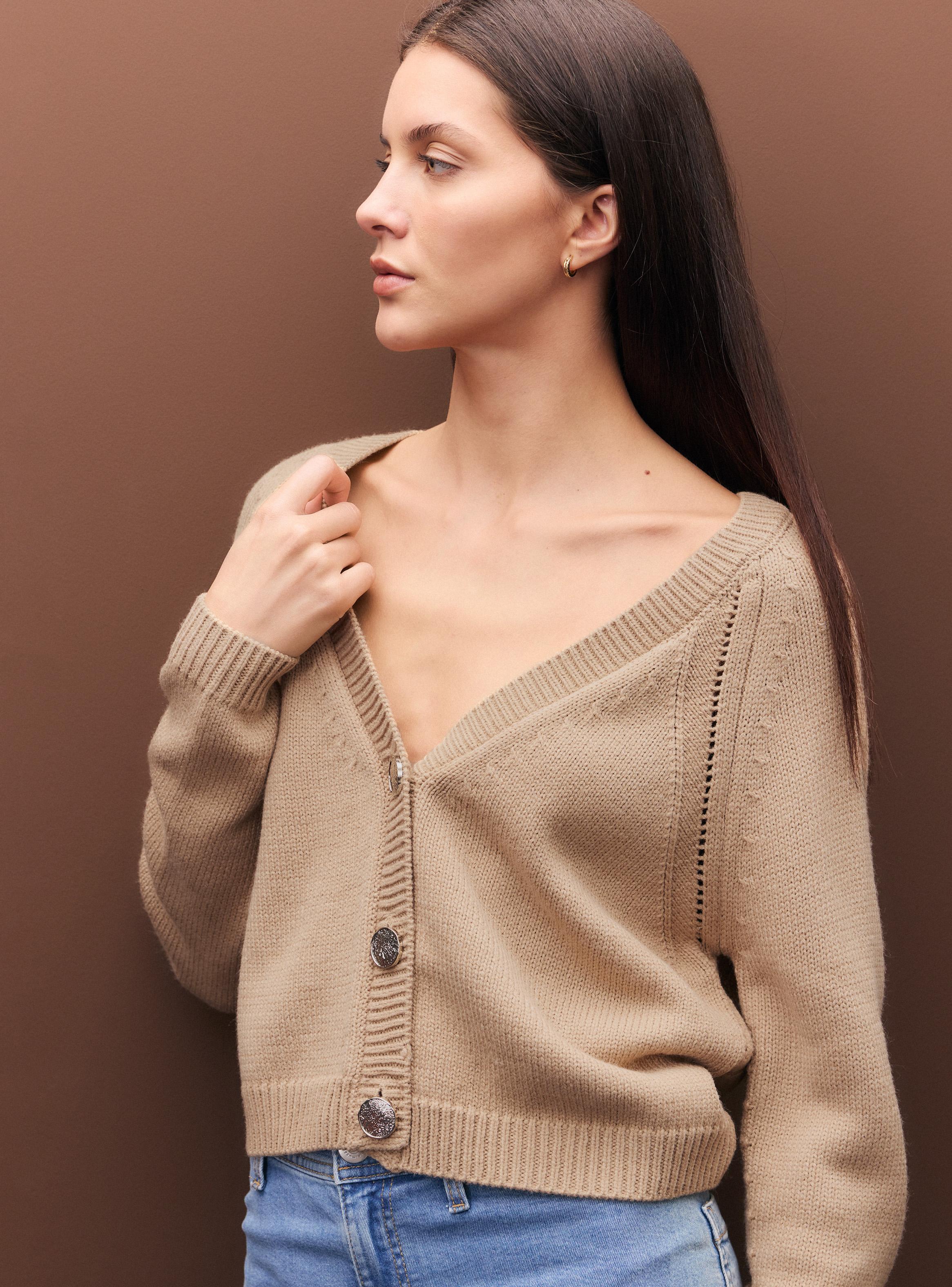 Cardigan Cuello V con Botones Decorativos Metálicos-3