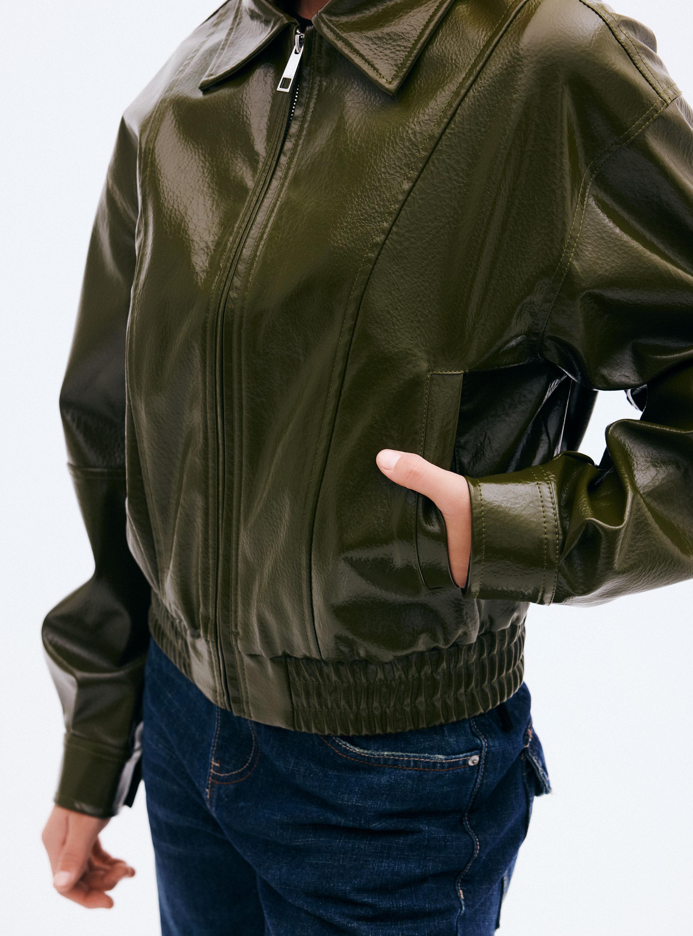 Chaqueta Cuero Sintético con Cierre Frontal y Corte Cropped-3