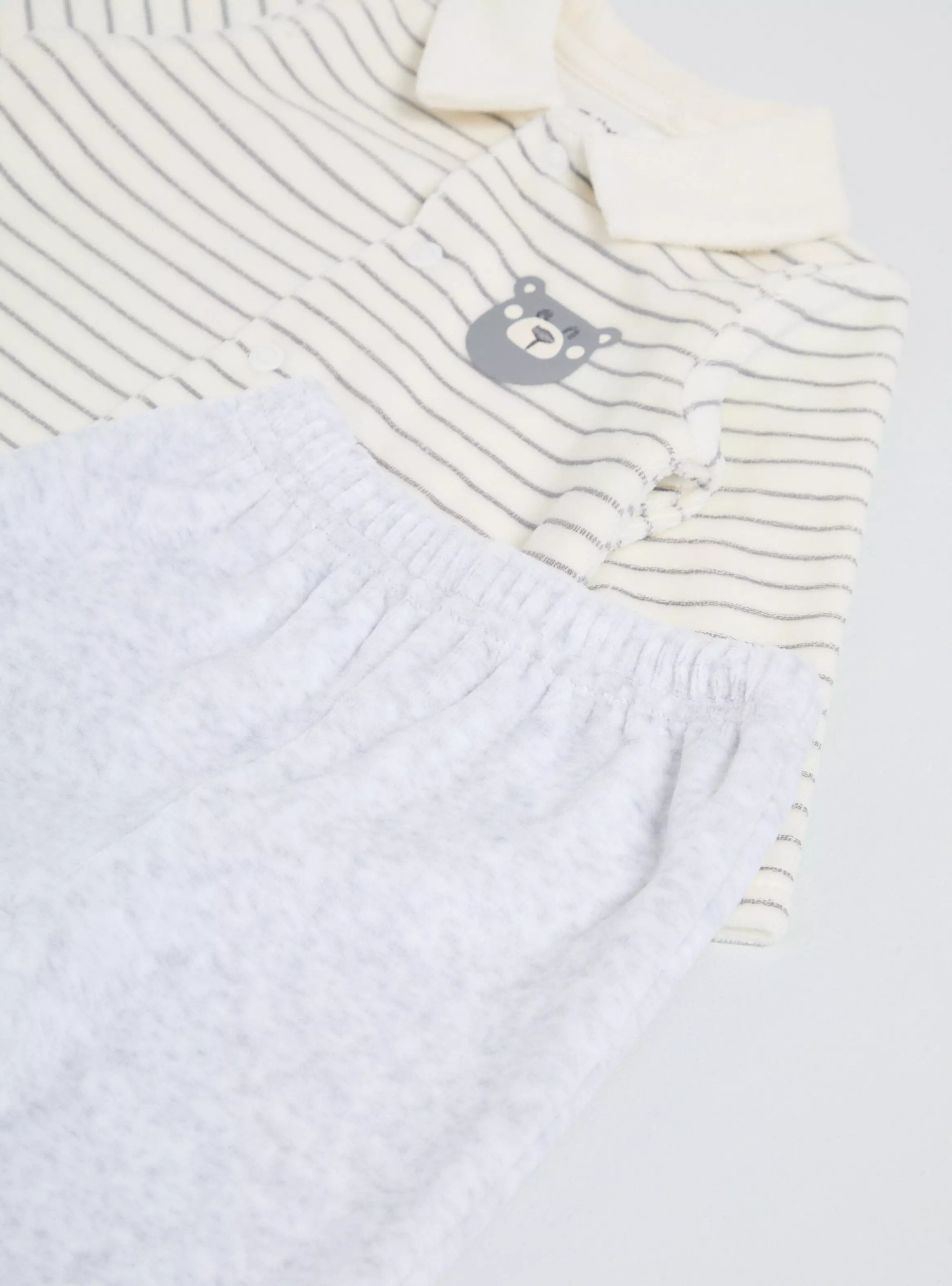 Conjunto con Estampado Líneas y Osito en Pecho-3