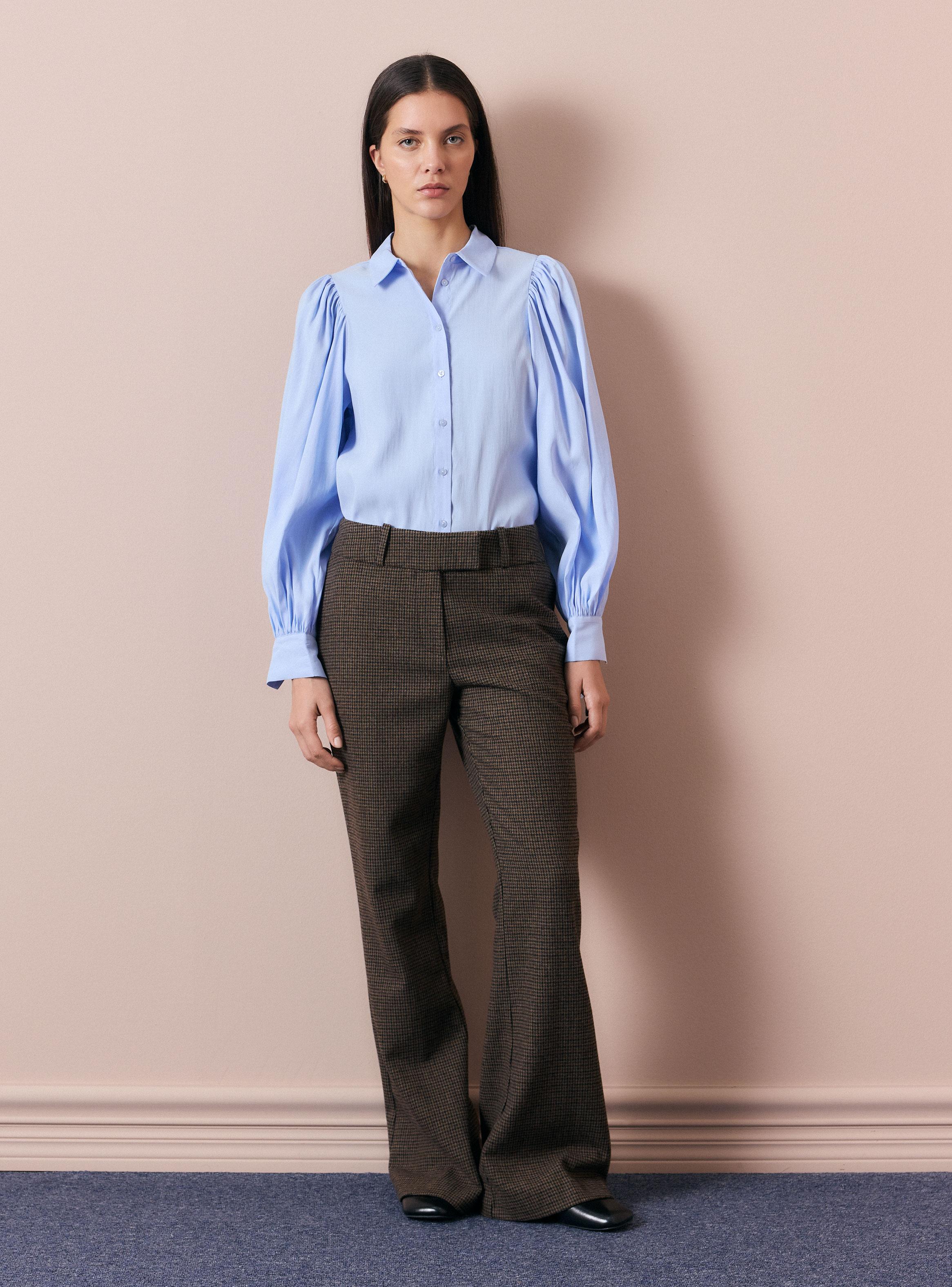 Blusa Camisera Fluida con Recogido en Hombros-4