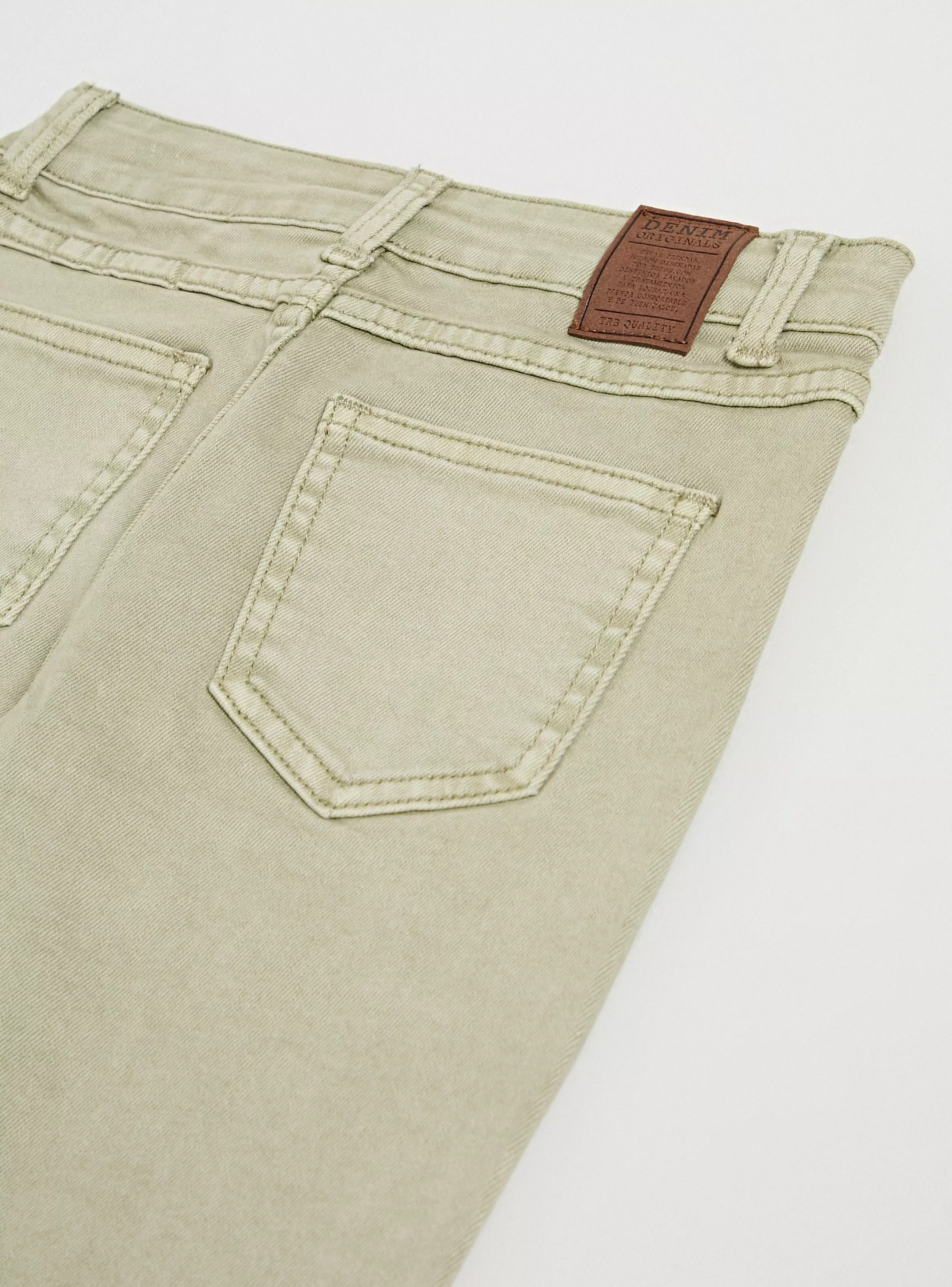 Jeans Flare Fit Medio con Tachas Decorativas-2