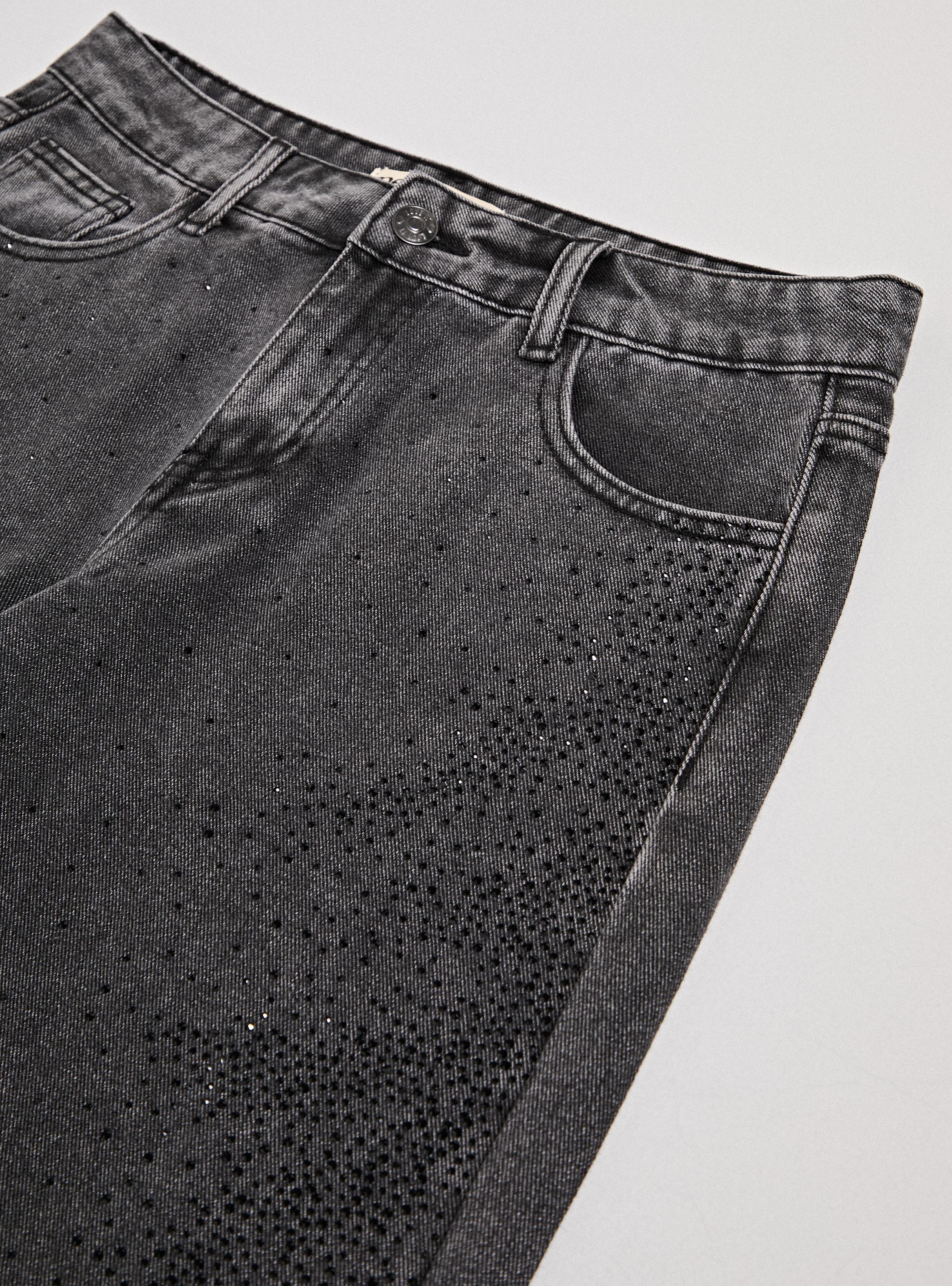 Jeans Wide Leg con Lavado Desgastado y Brillos Negros-3