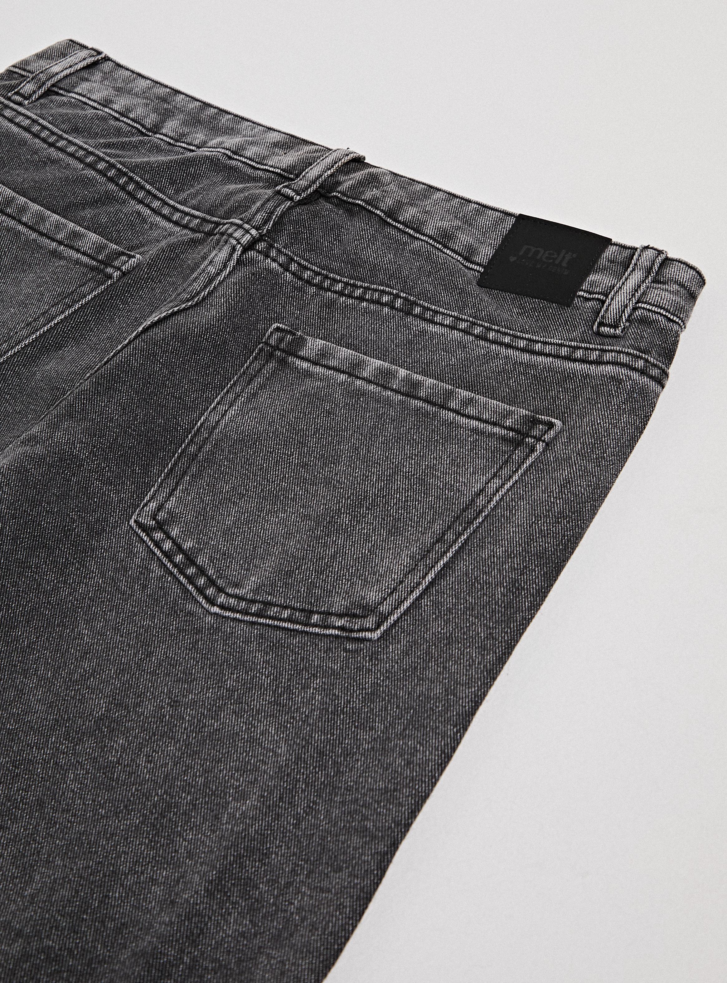 Jeans Wide Leg con Lavado Desgastado y Brillos Negros-2