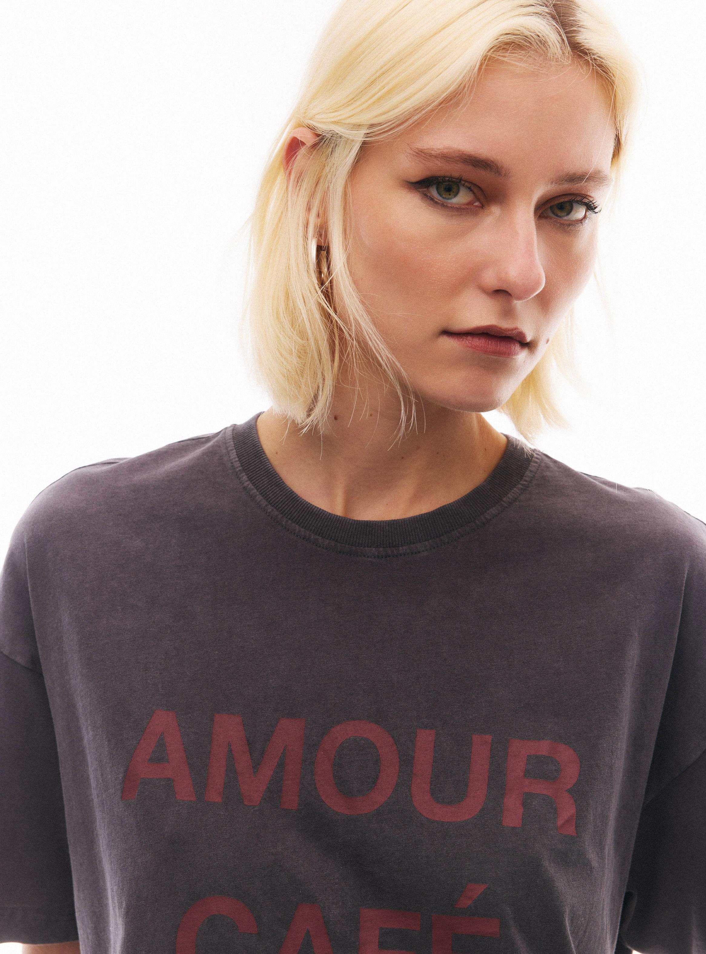 Polera Básica Estampado Amour Frontal-2